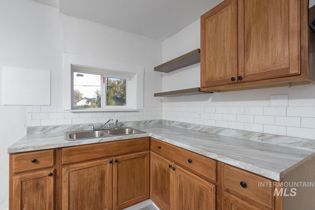 609 E Freeport Property Photo 7