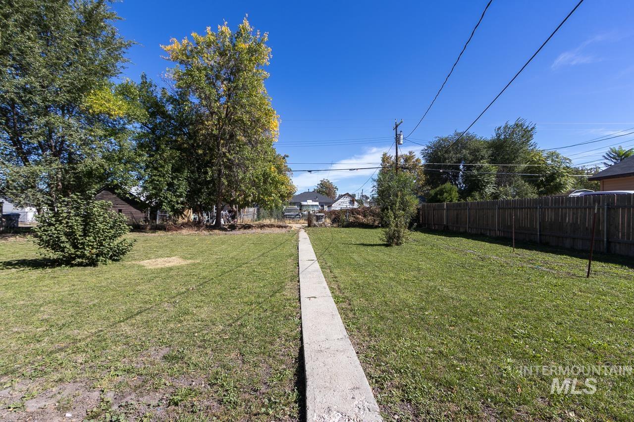 609 E Freeport Property Photo 14