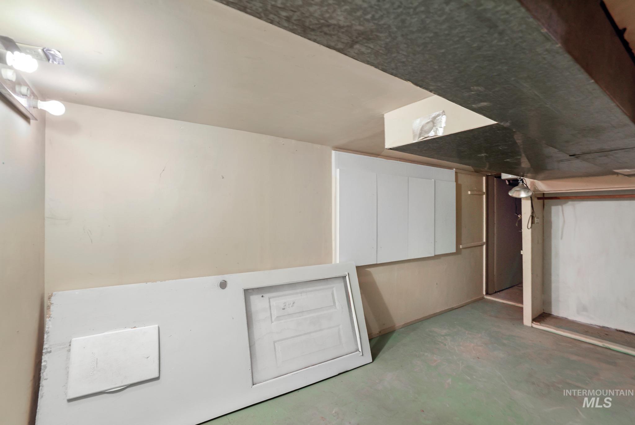 150 Adams St Property Photo 22