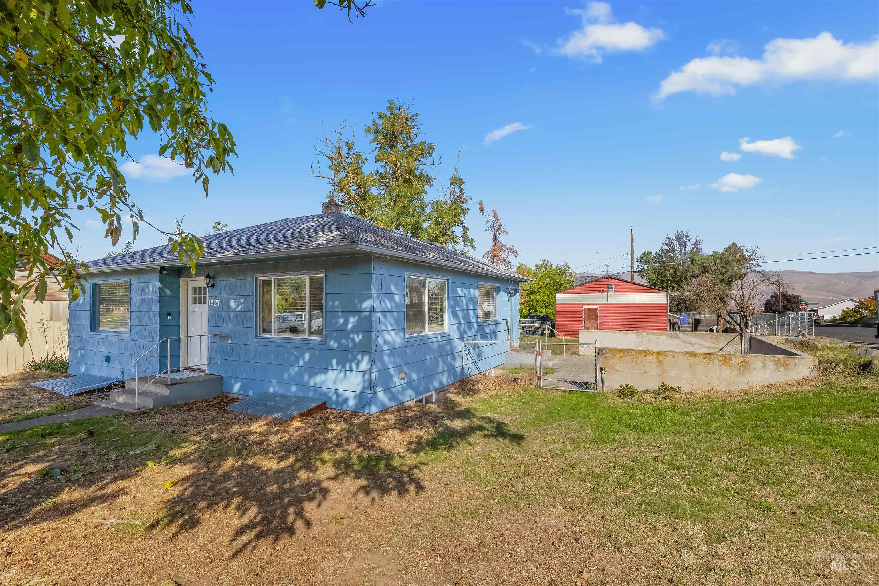 1527 20th Ave Property Photo 3