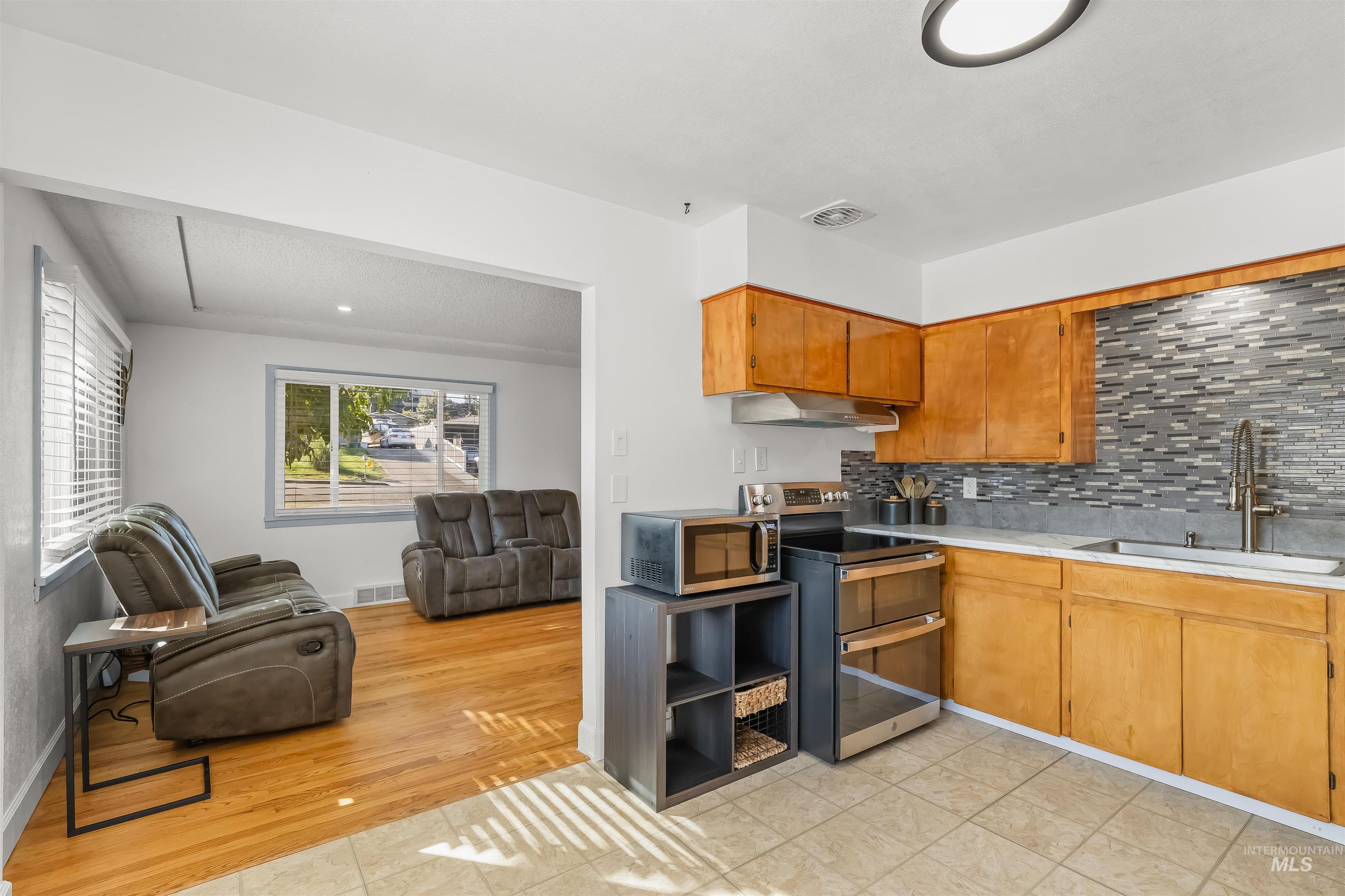 1527 20th Ave Property Photo 6