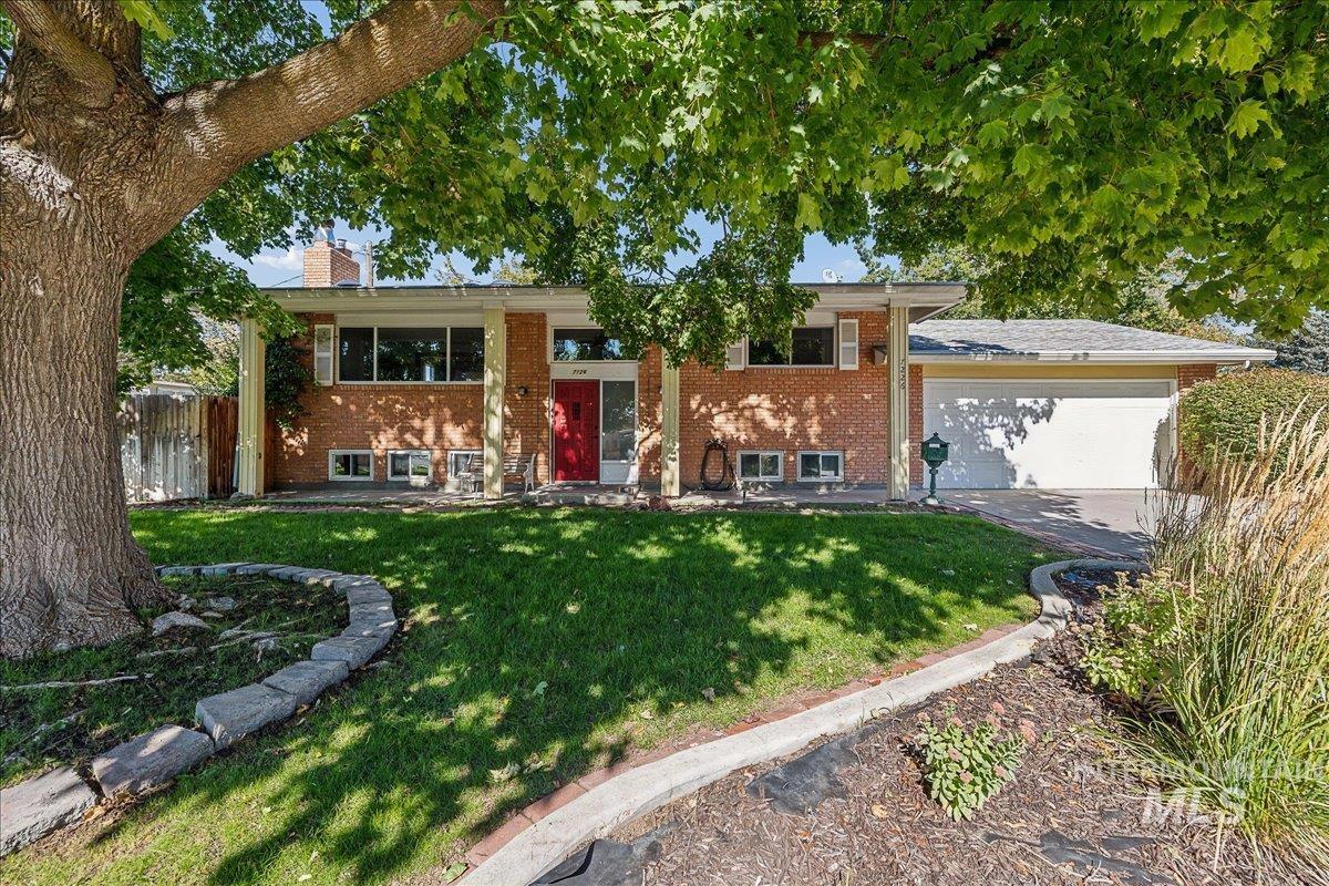 7226 W Cedarwood Dr. Property Photo 2