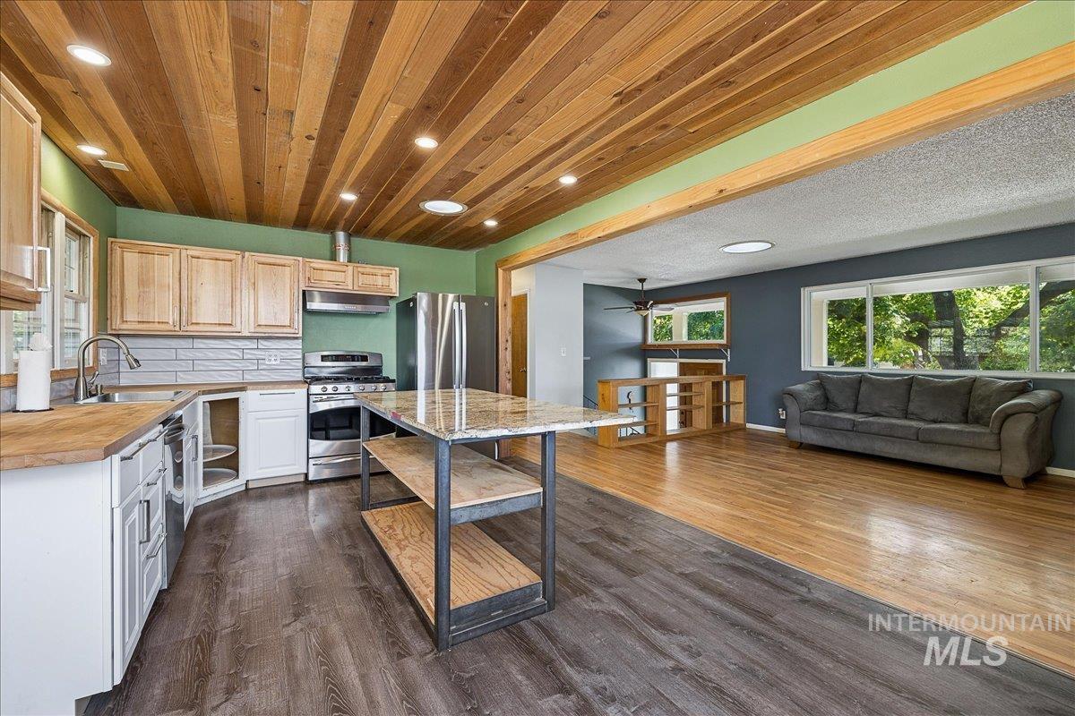 7226 W Cedarwood Dr. Property Photo 9