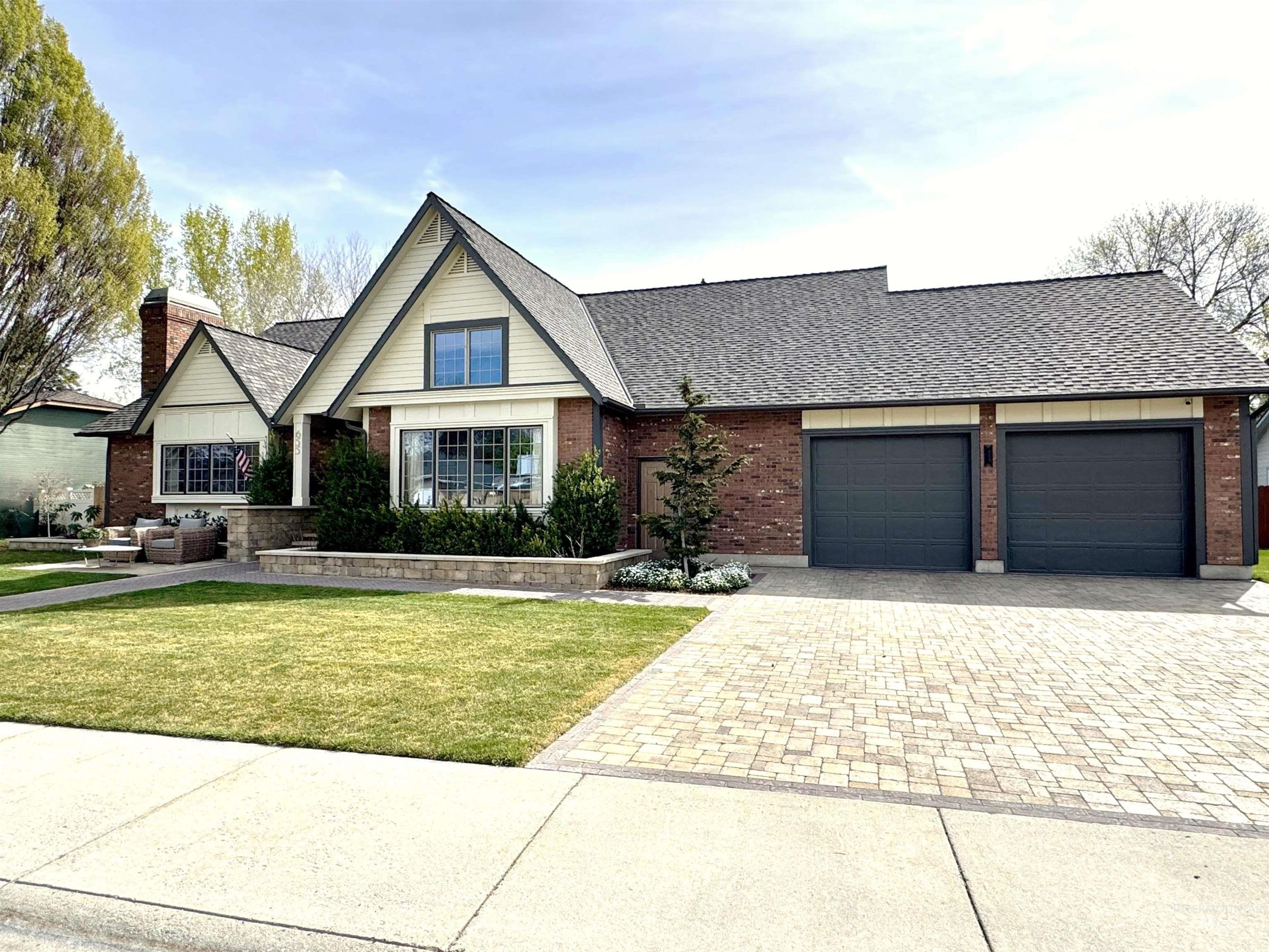 655 E Kingsford Property Photo 4