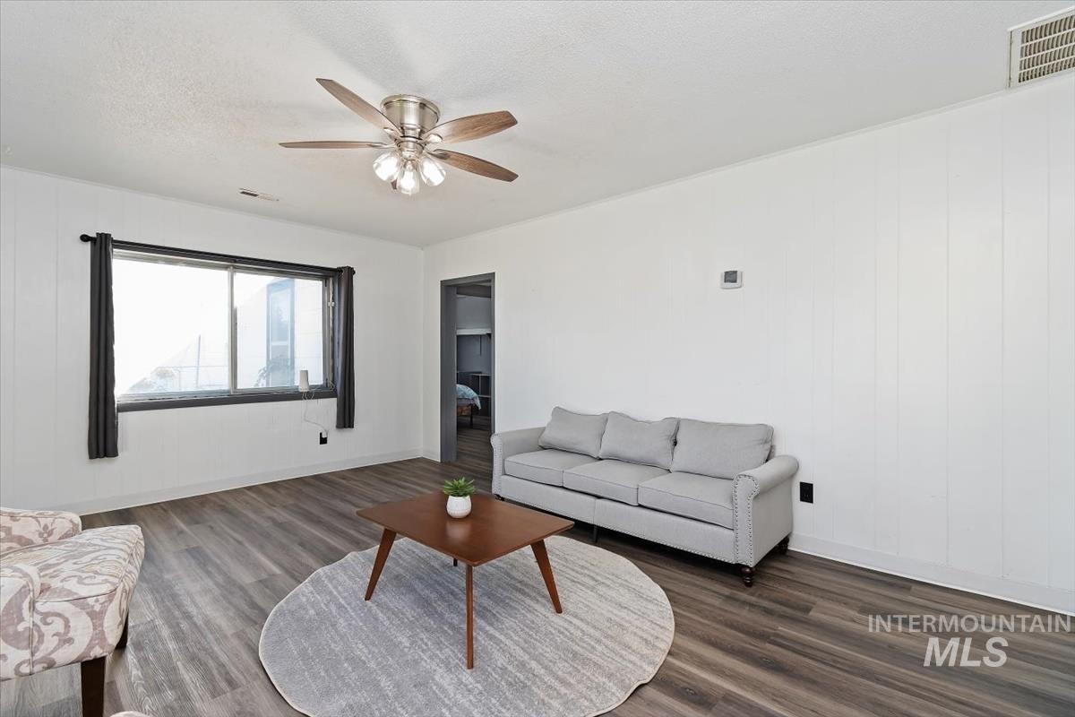 211 W 2nd Street Property Photo 5