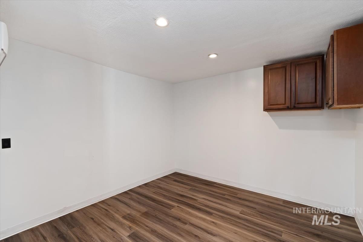 211 W 2nd Street Property Photo 13