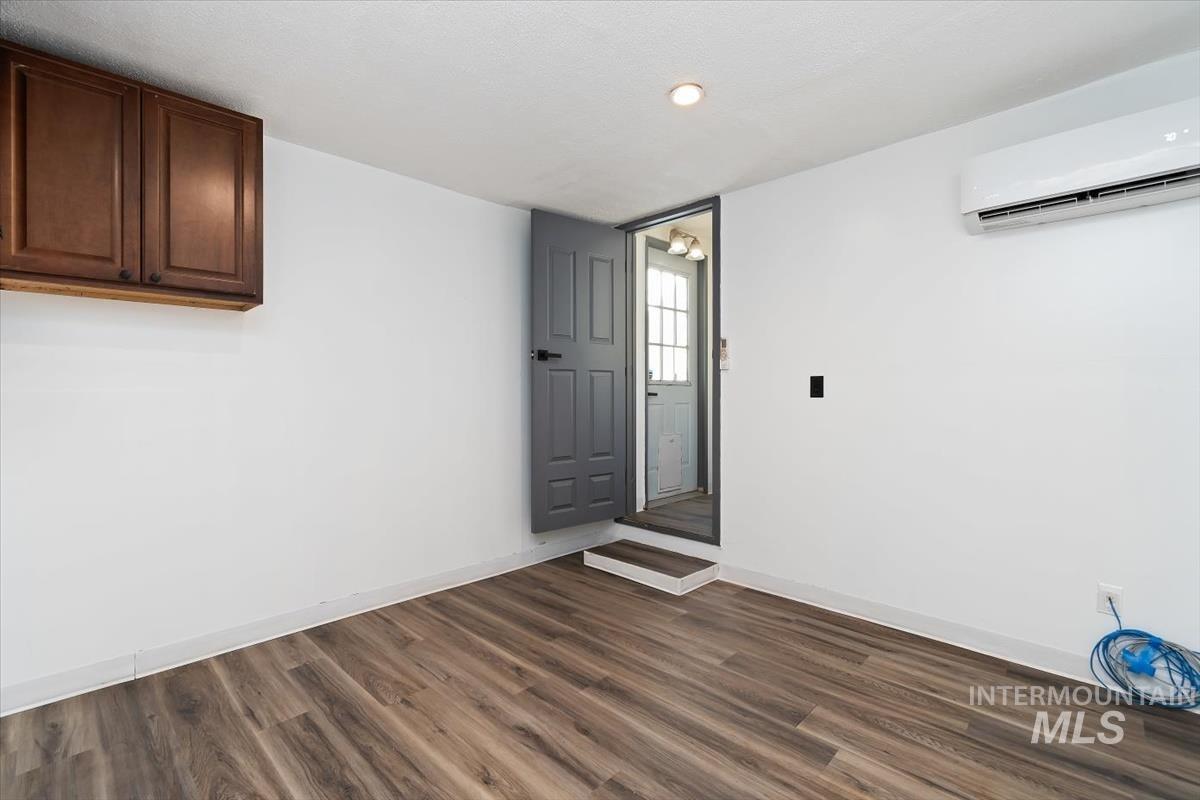 211 W 2nd Street Property Photo 14