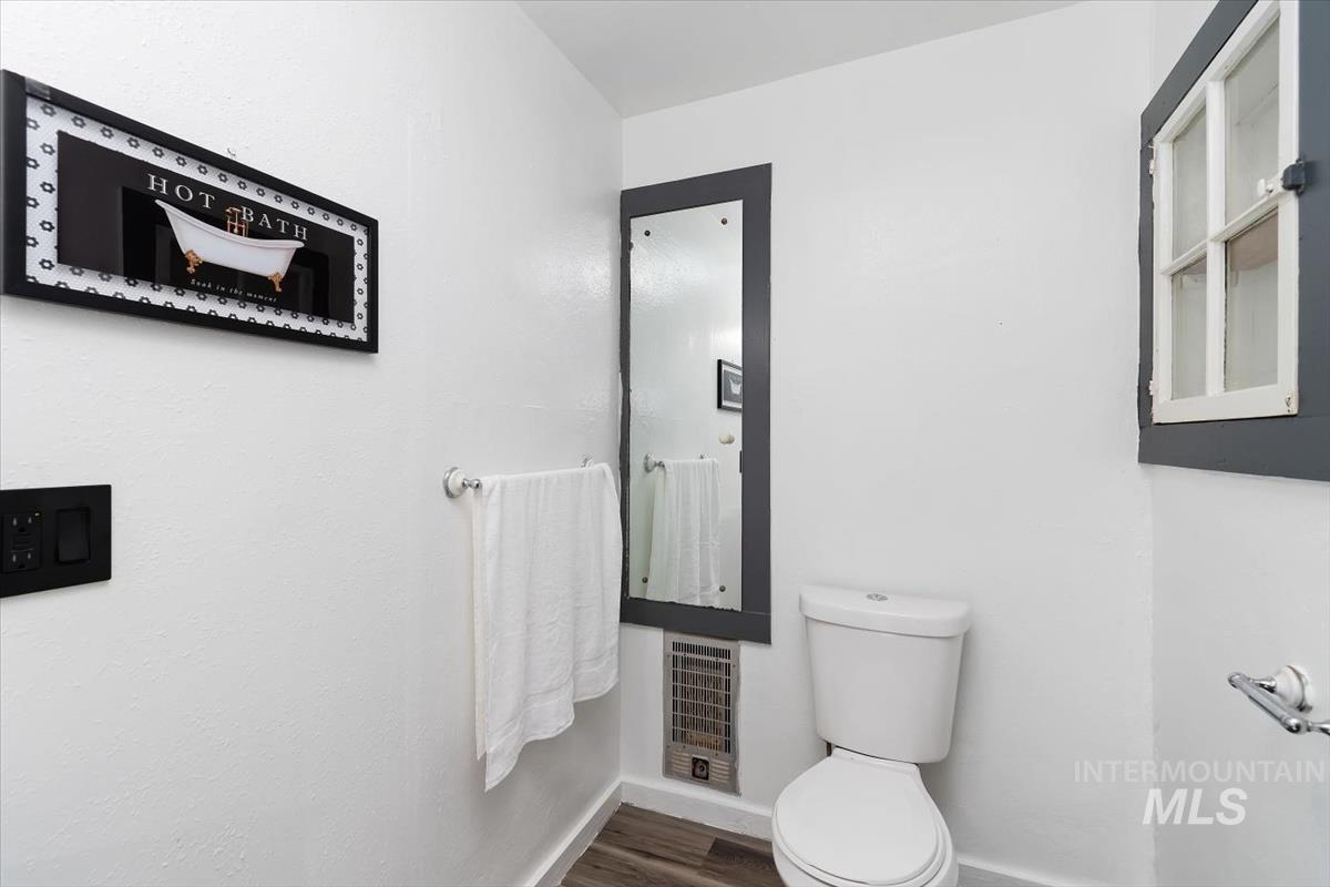 211 W 2nd Street Property Photo 16