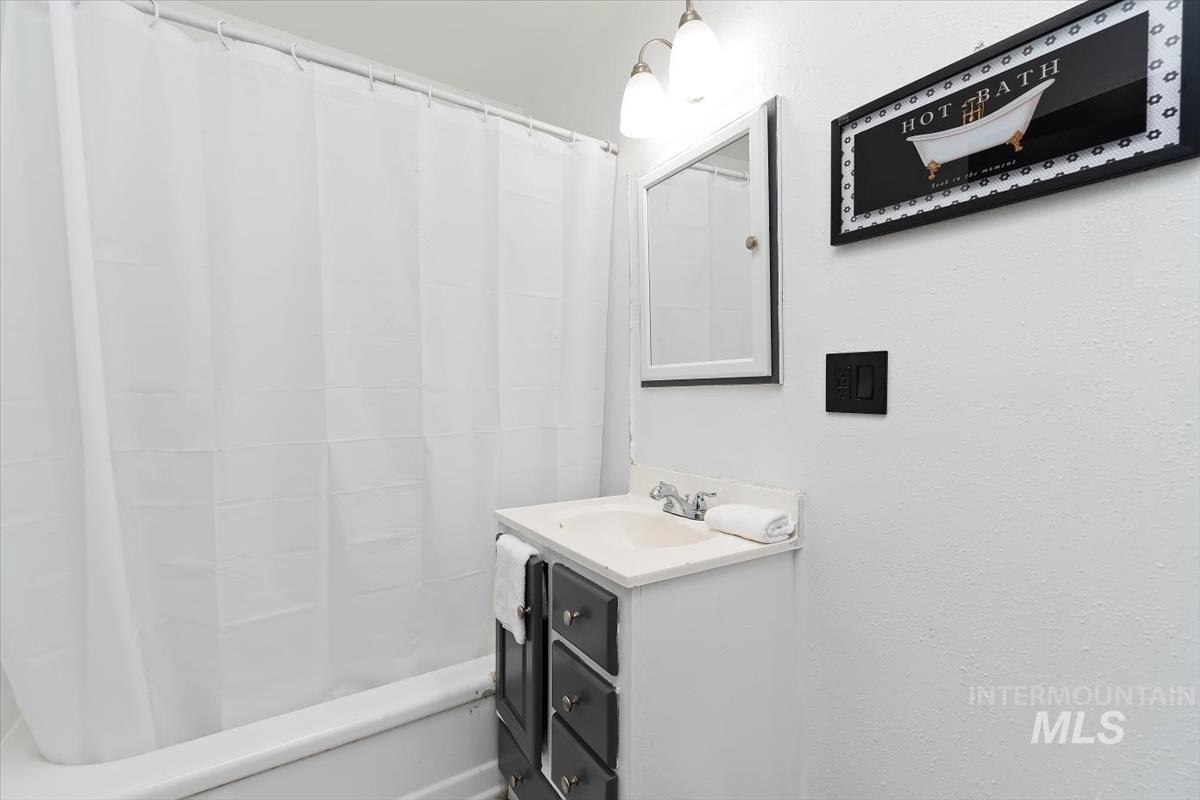 211 W 2nd Street Property Photo 17