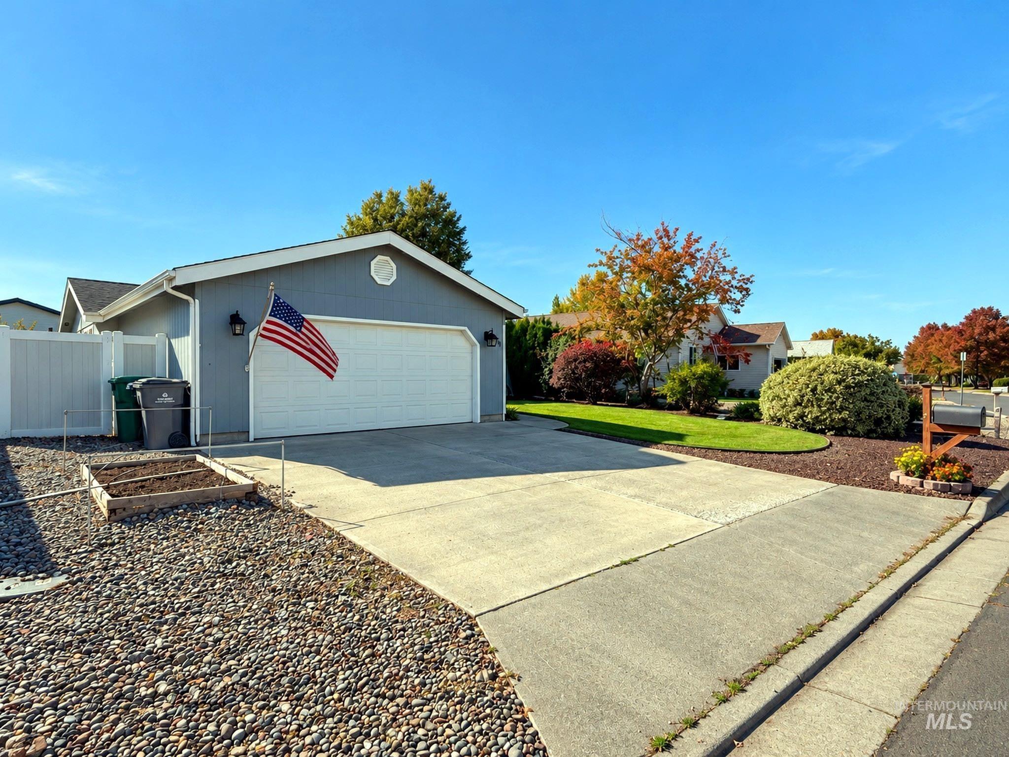 830 Tamarack Dr. Property Photo 3