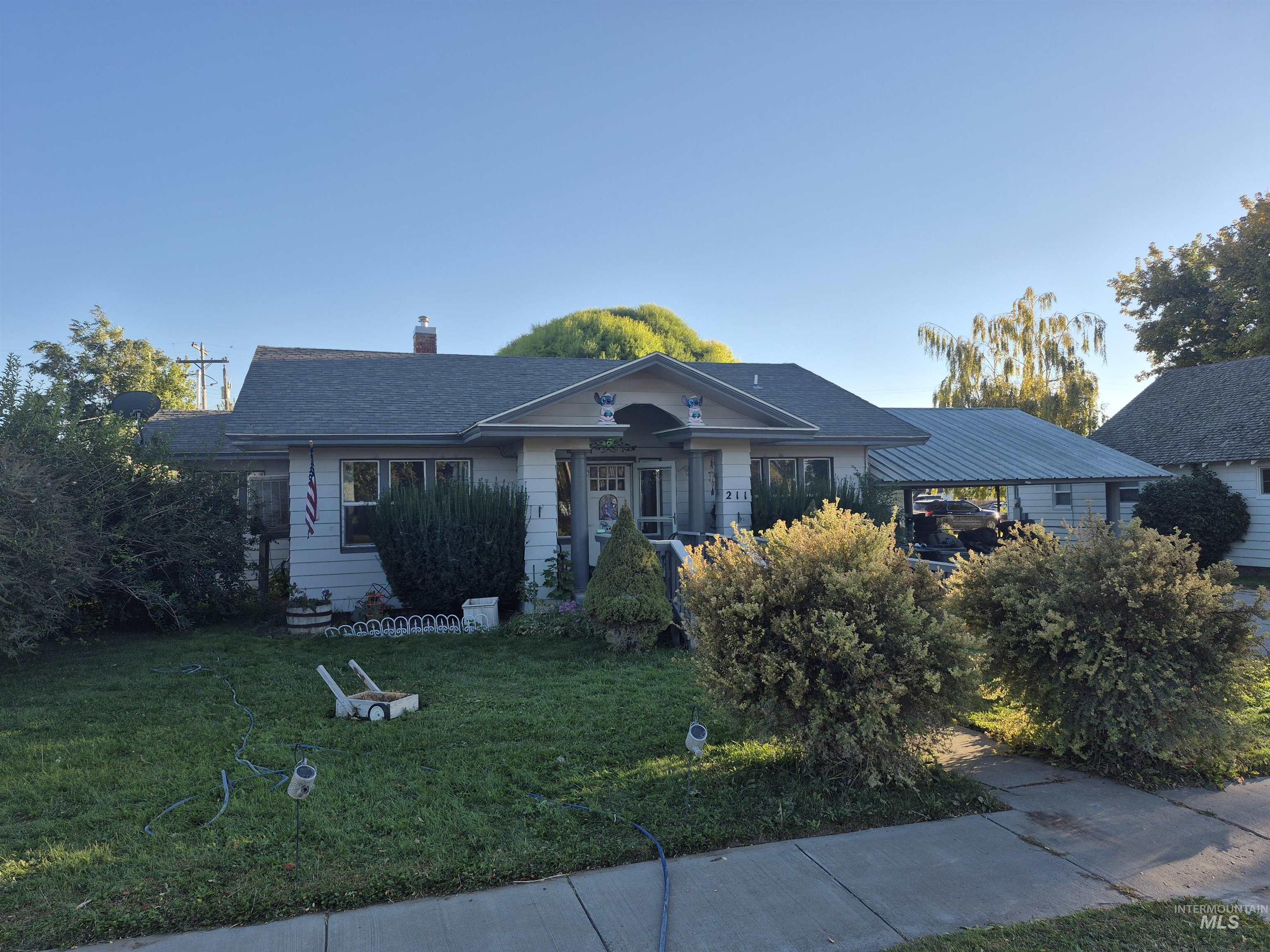 211 Center St E Property Photo 2