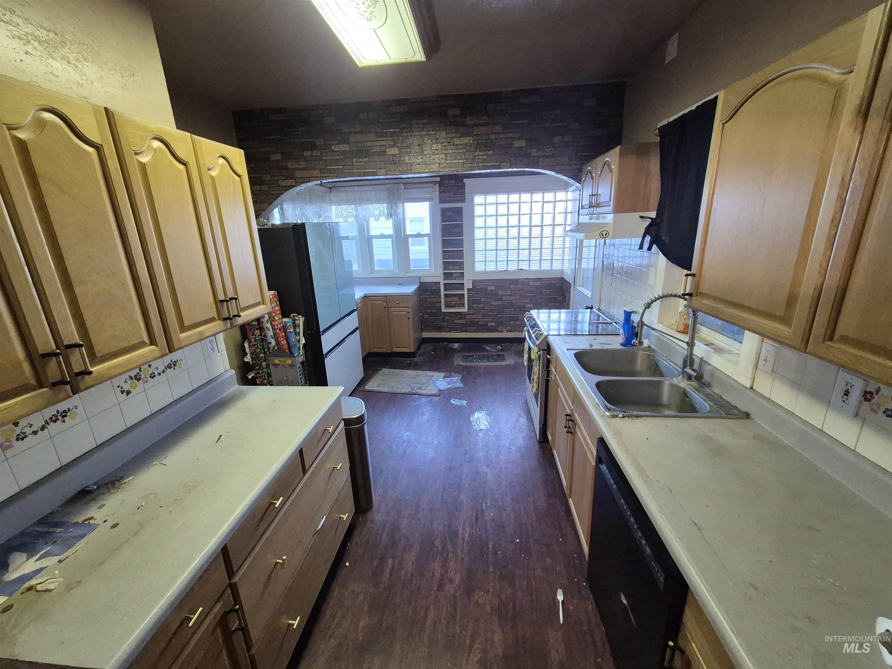 211 Center St E Property Photo 3