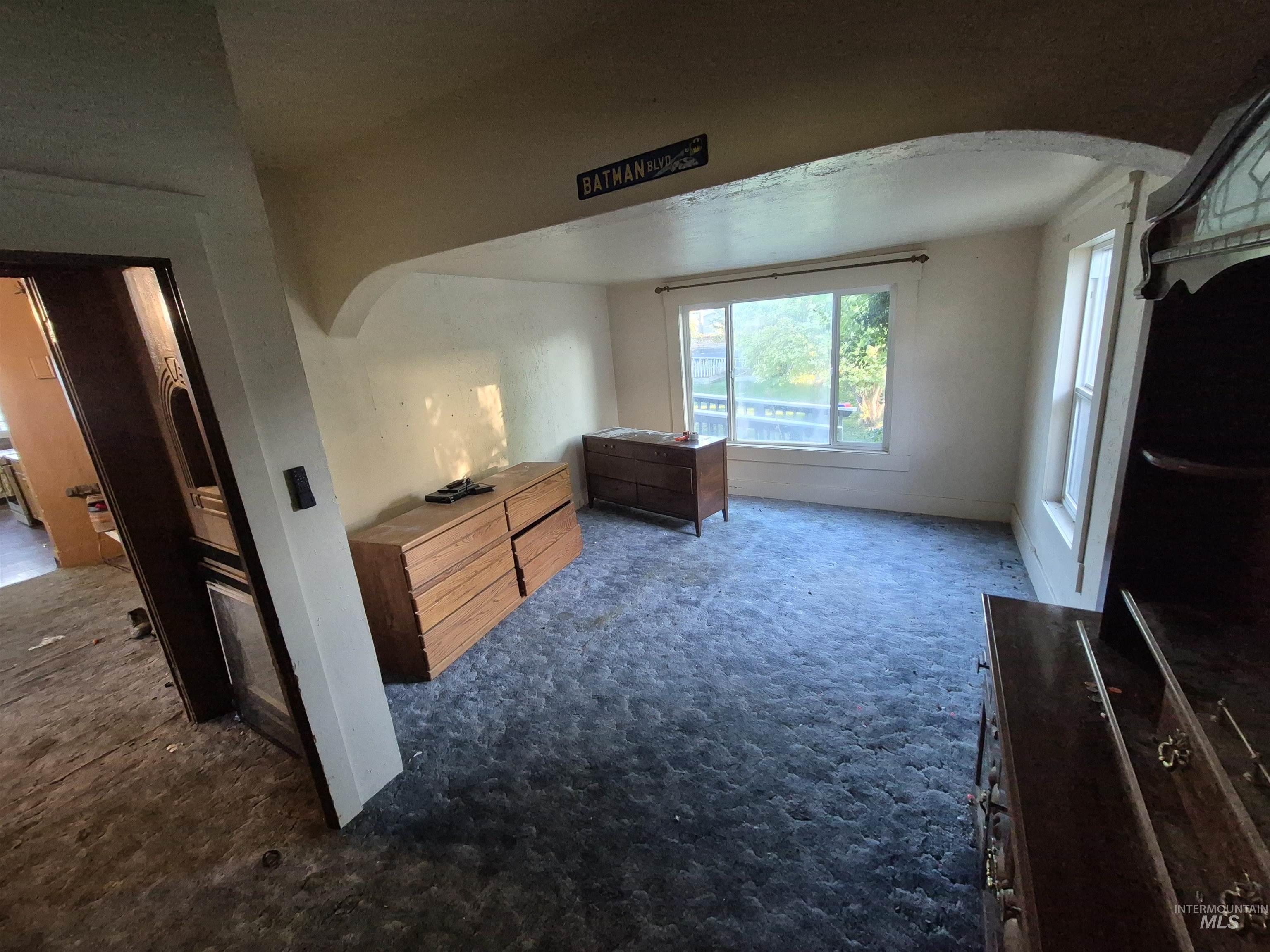211 Center St E Property Photo 4