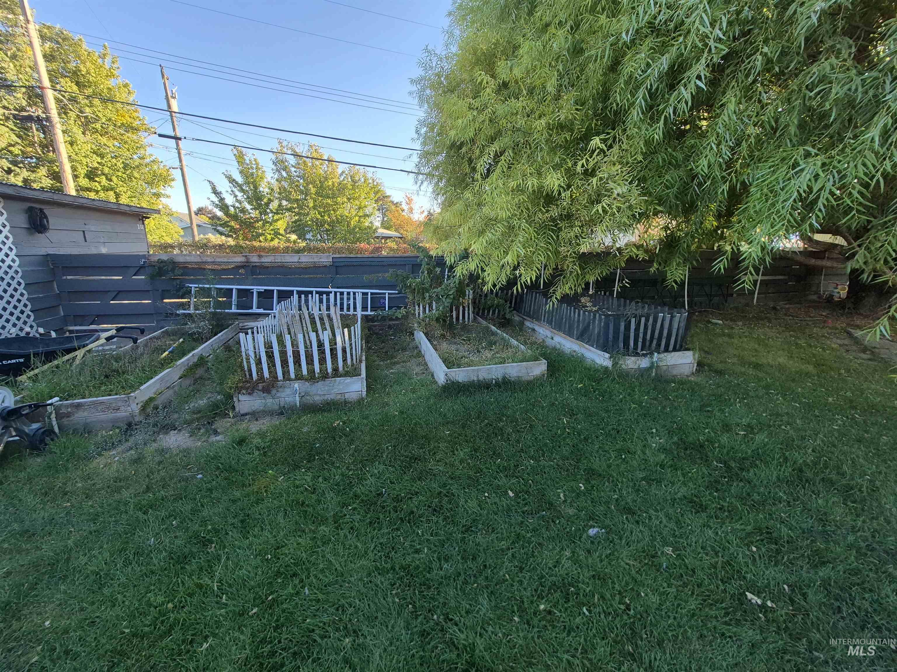 211 Center St E Property Photo 6