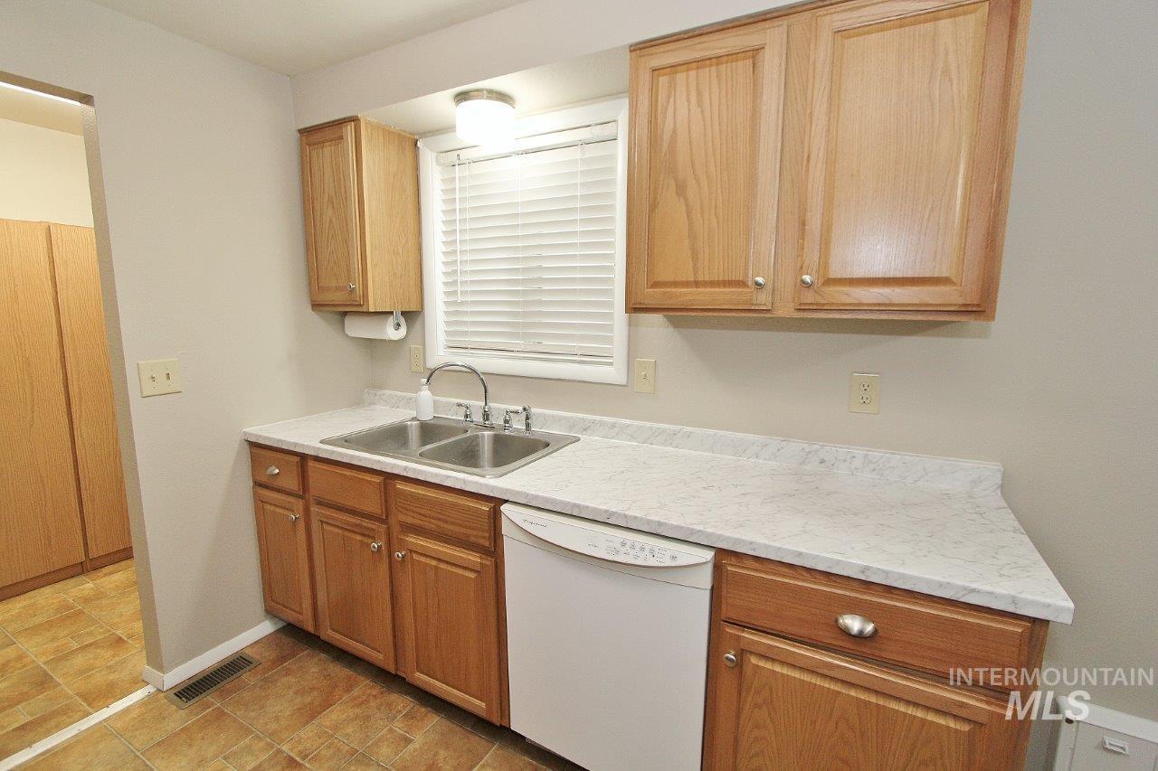 115 N Rowena Property Photo 8