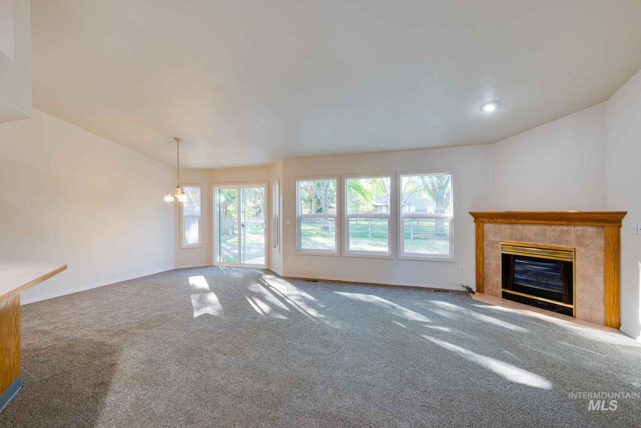3593 E Eisenhower Dr. Property Photo 6