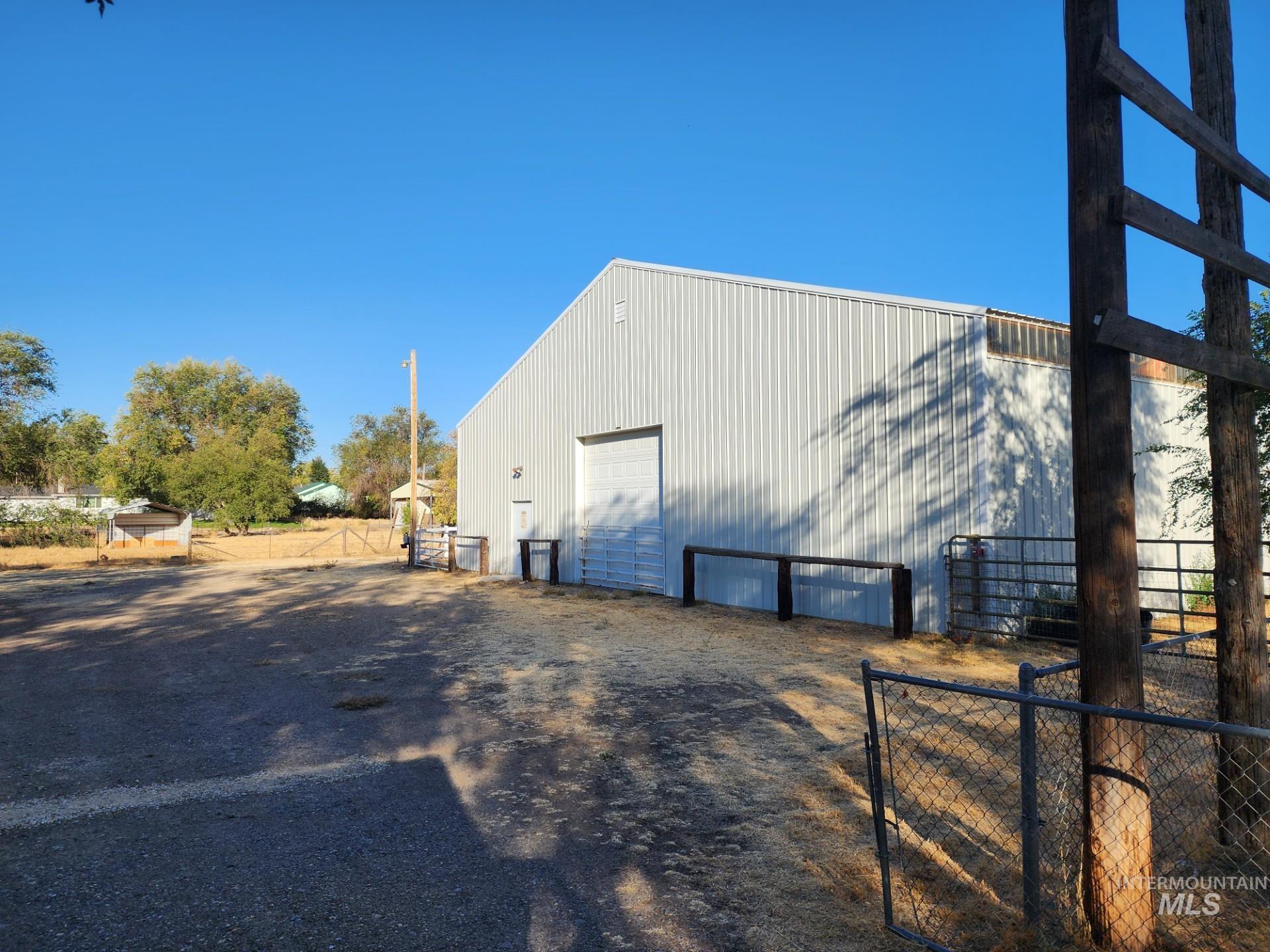 637 Sw Paiute Street Property Photo 2