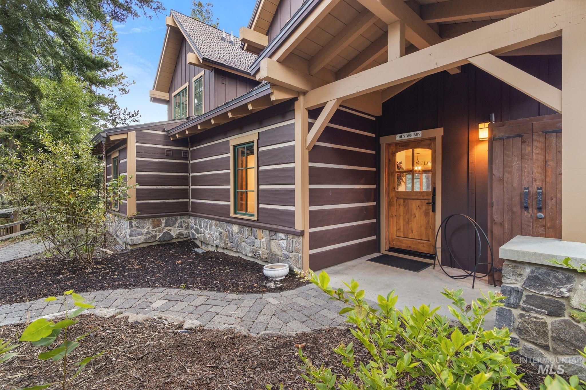 7 Golden Bench Property Photo 1