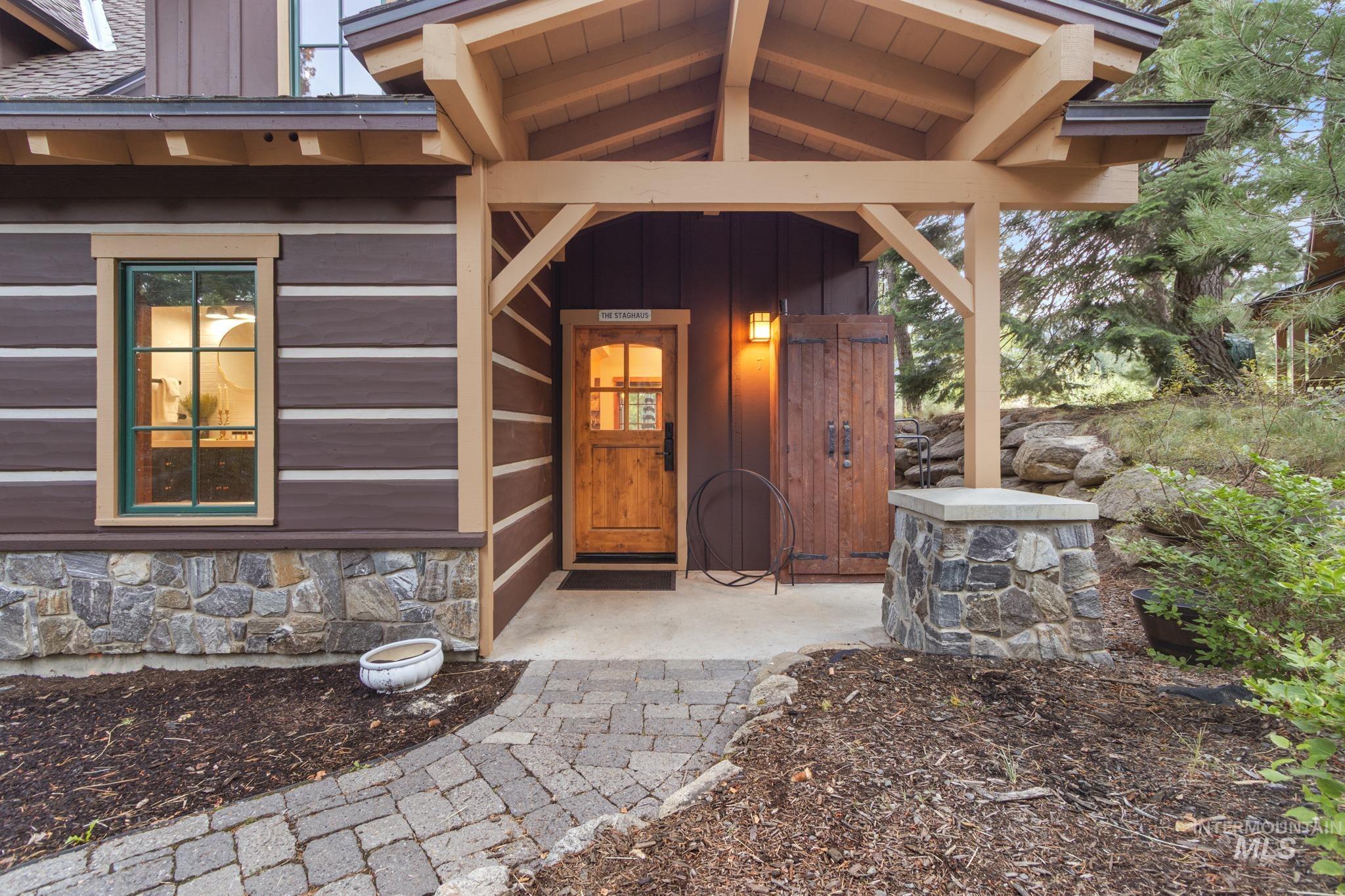 7 Golden Bench Property Photo 2