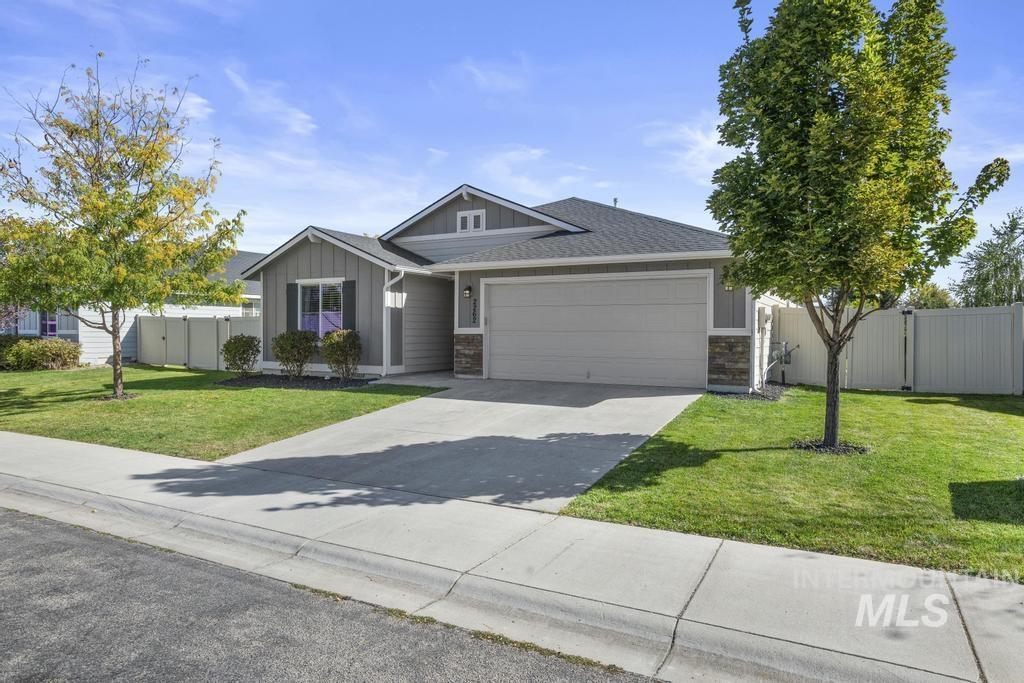 2262 N Mountain Ash Avenue Property Photo 3