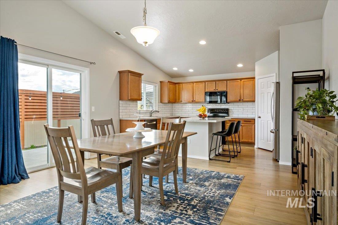 2262 N Mountain Ash Avenue Property Photo 14