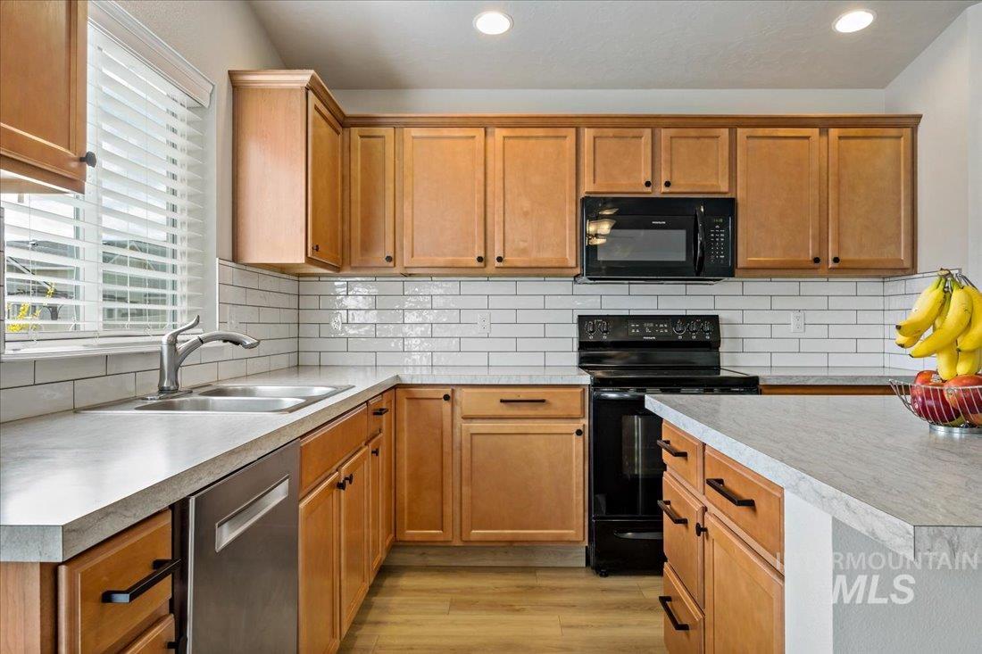 2262 N Mountain Ash Avenue Property Photo 16