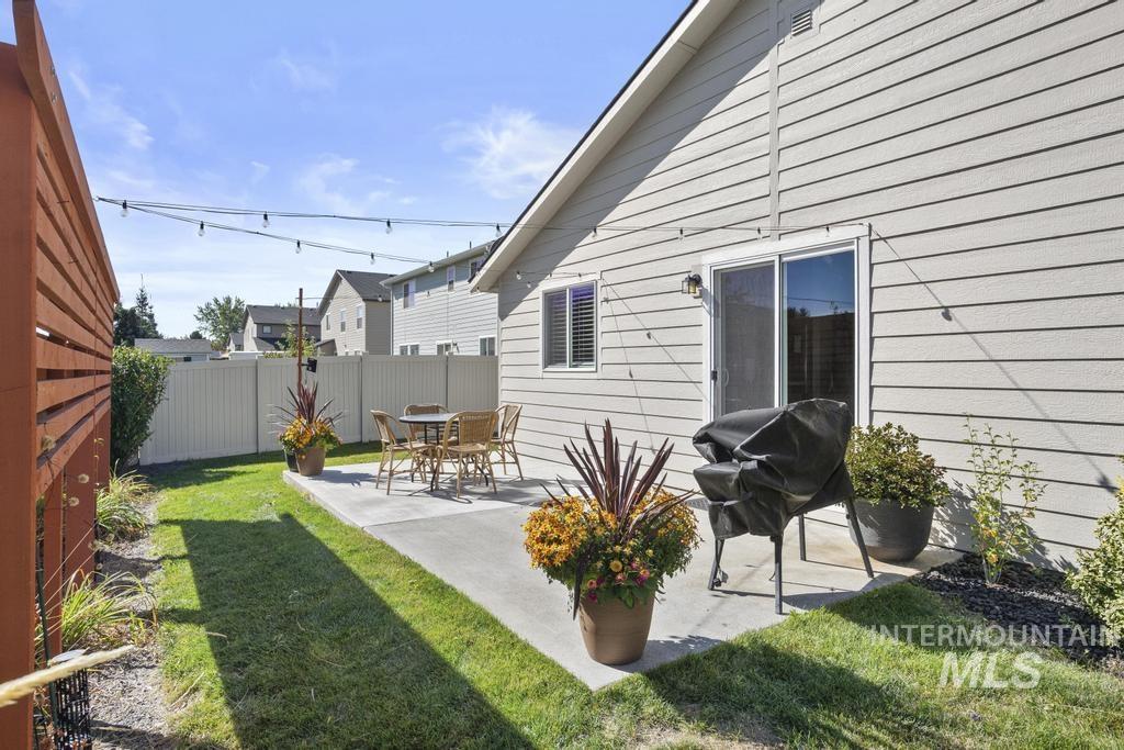 2262 N Mountain Ash Avenue Property Photo 28