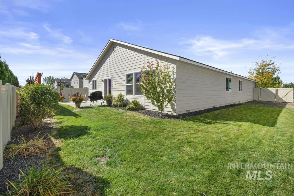 2262 N Mountain Ash Avenue Property Photo 32
