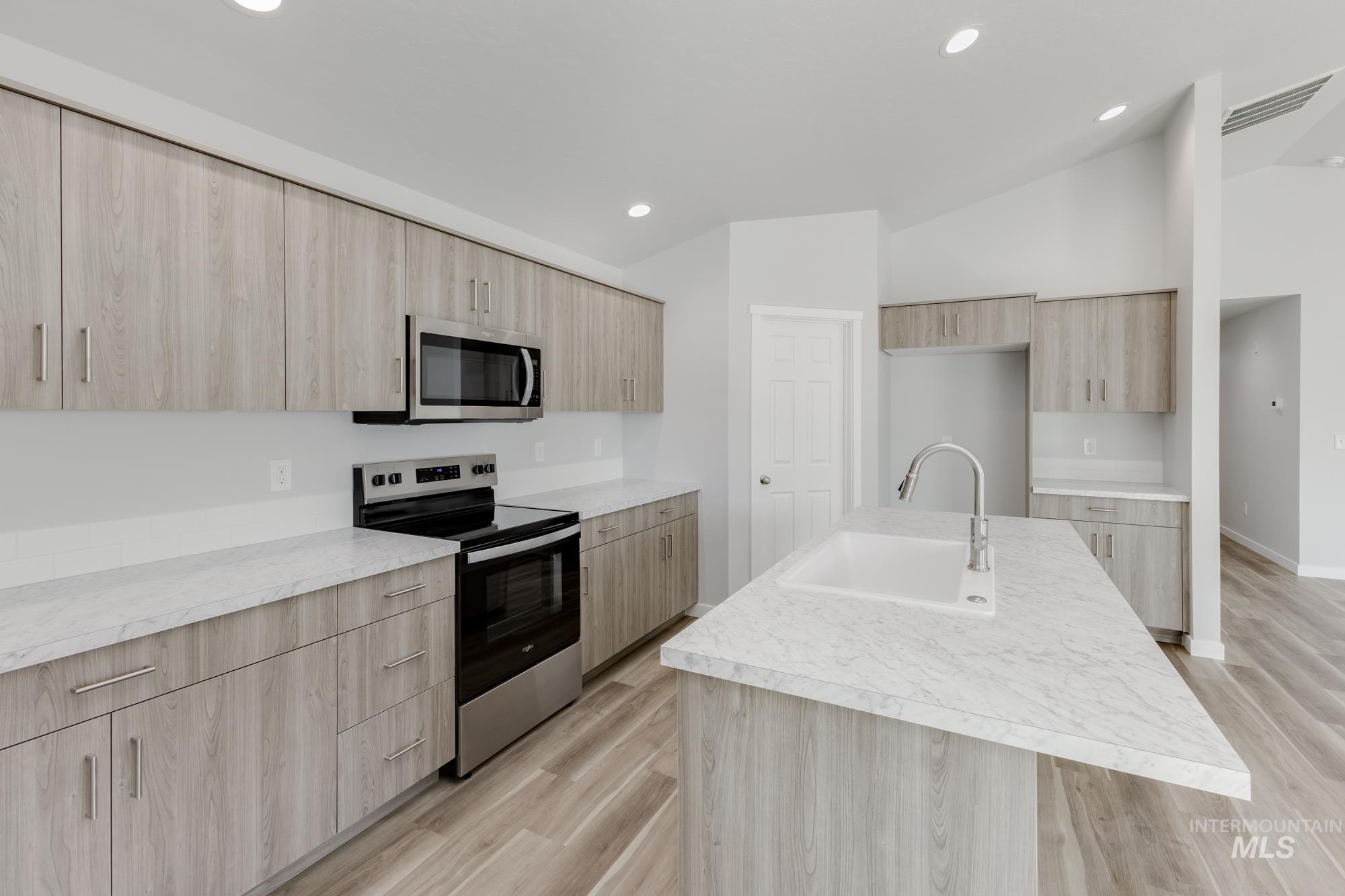 4546 S Amsterdam Ave Property Photo 5