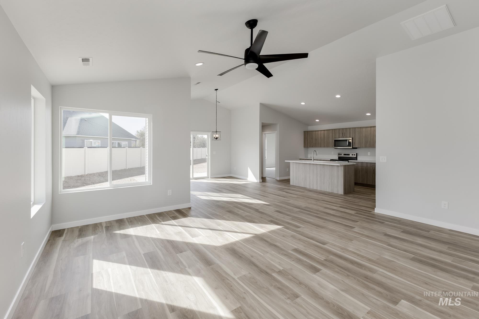 4546 S Amsterdam Ave Property Photo 9