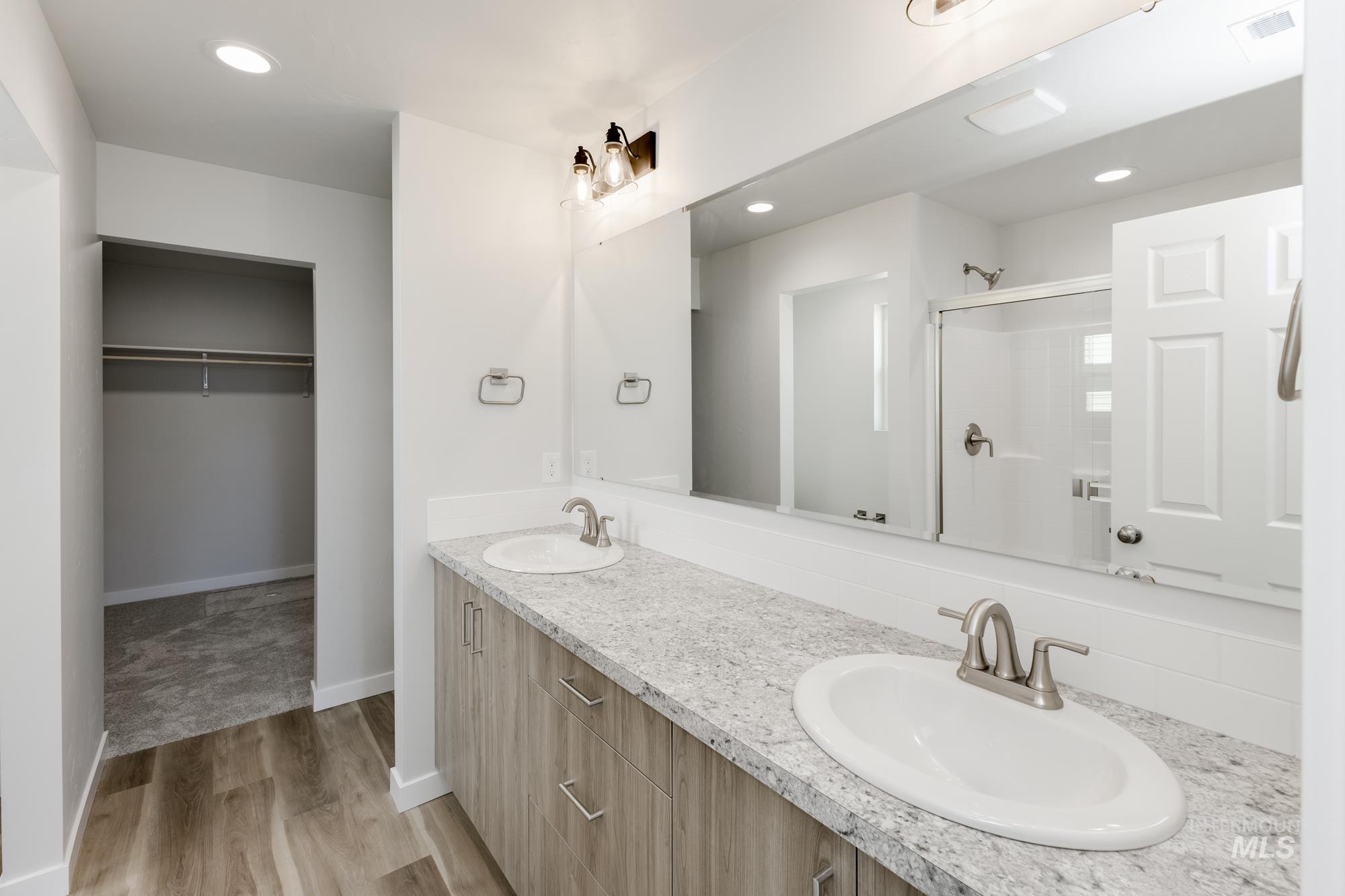 4546 S Amsterdam Ave Property Photo 18
