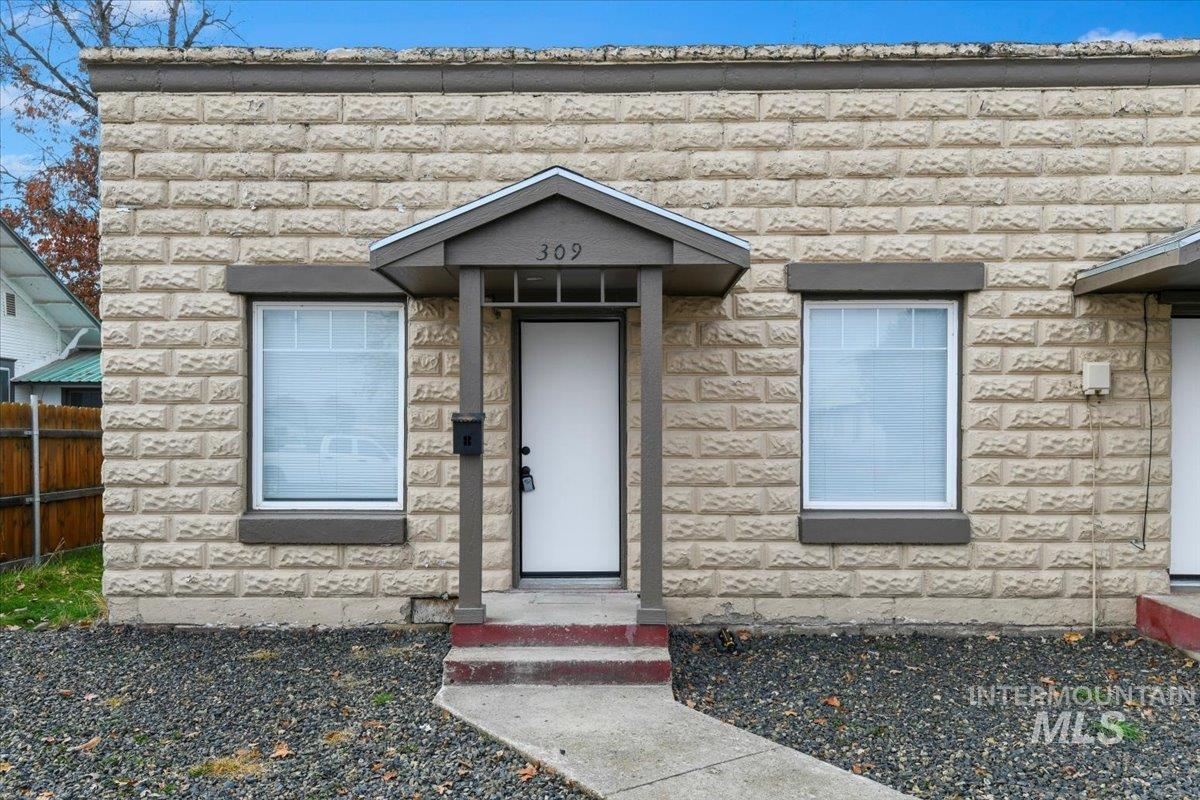 309-311 N Commercial Ave Property Photo 1