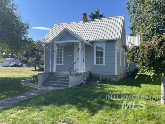 636 2nd Street Property Photo 1