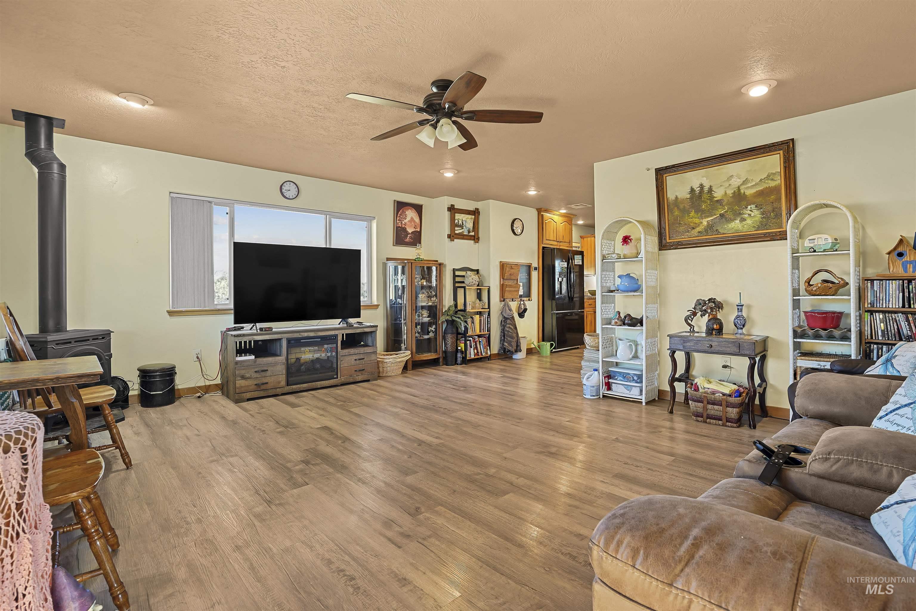 889 S Hwy 77 Property Photo 4
