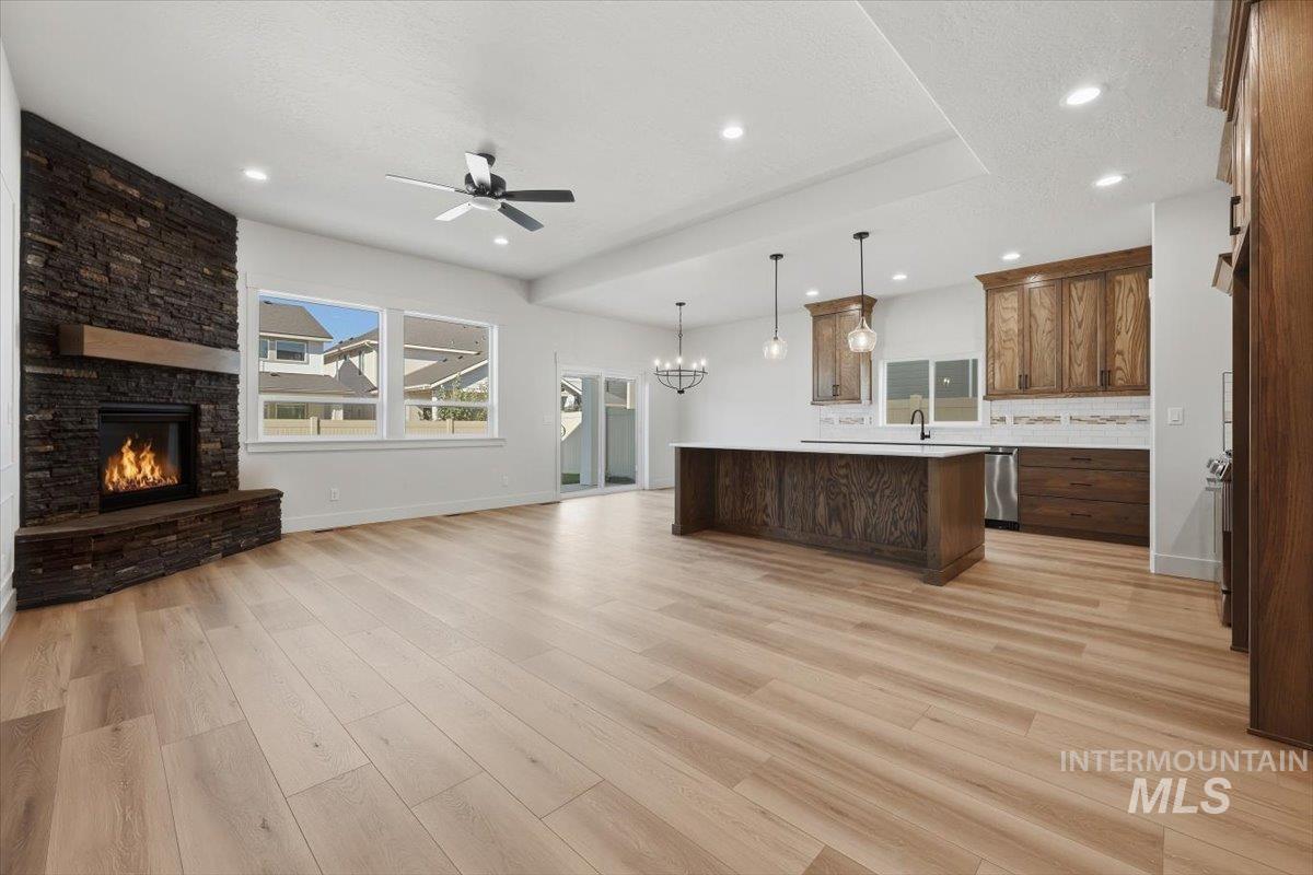 9429 S Esmeralda Ave Property Photo 7
