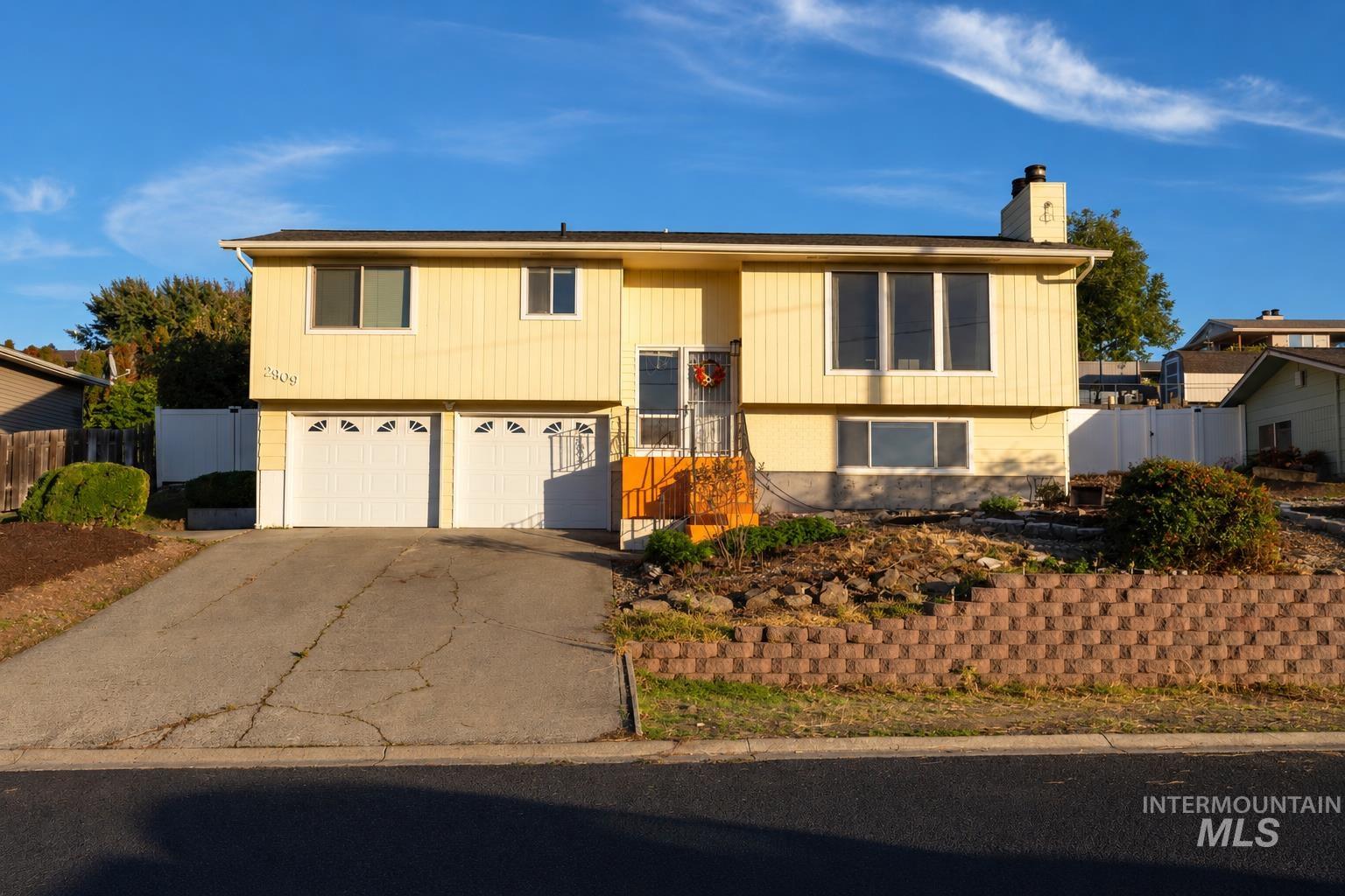 2909 Meadowlark Drive Property Photo 1