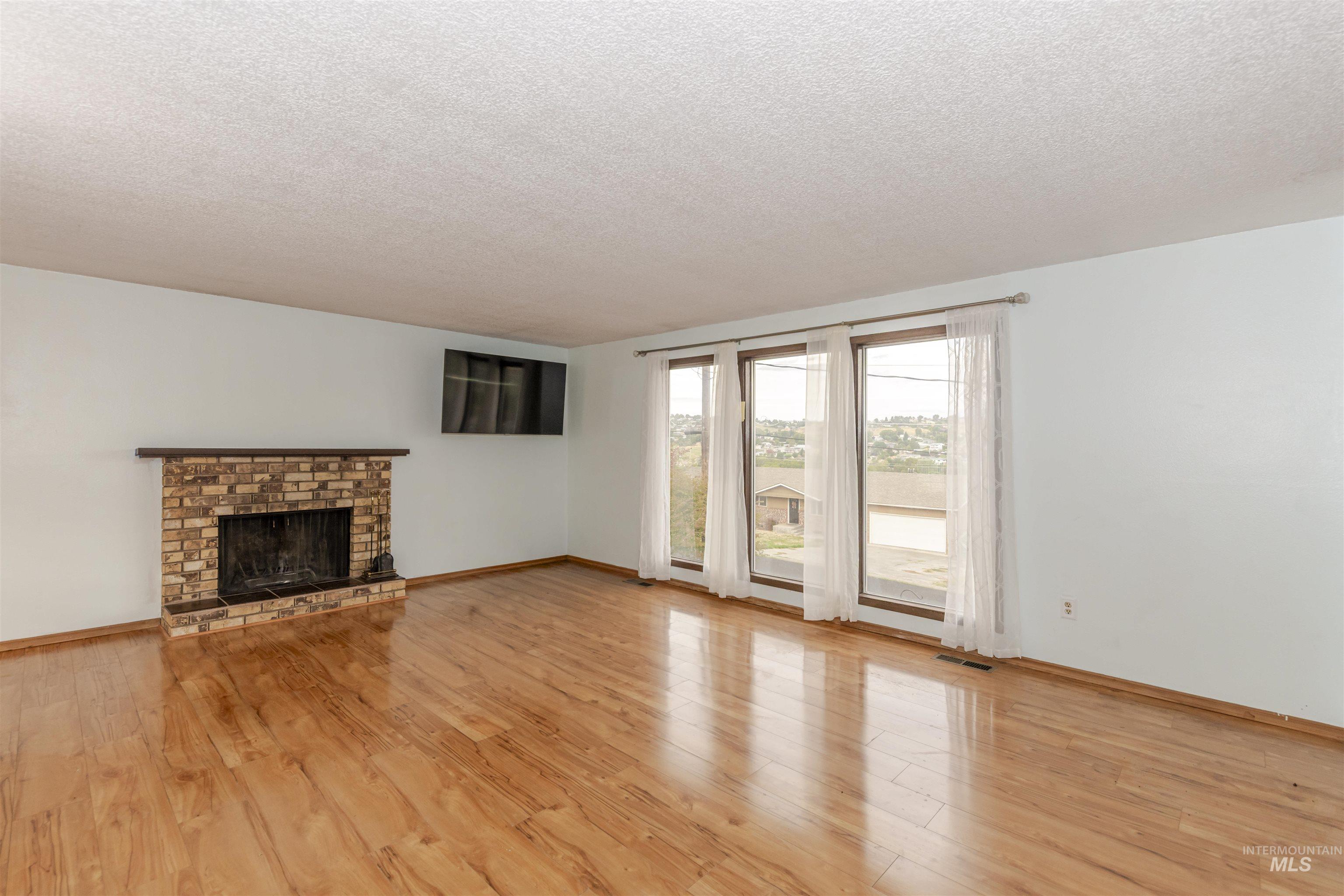 2909 Meadowlark Drive Property Photo 2