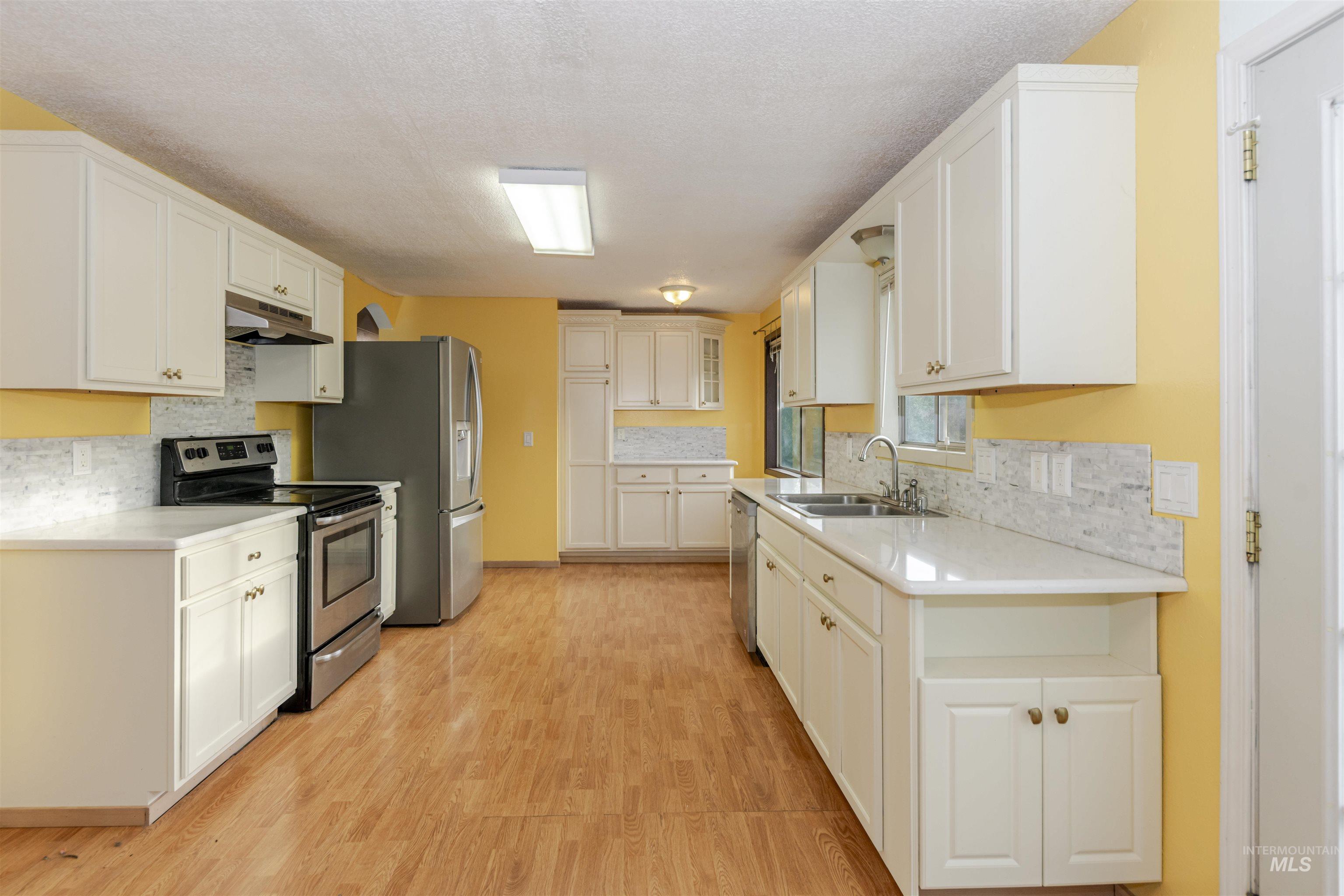 2909 Meadowlark Drive Property Photo 3