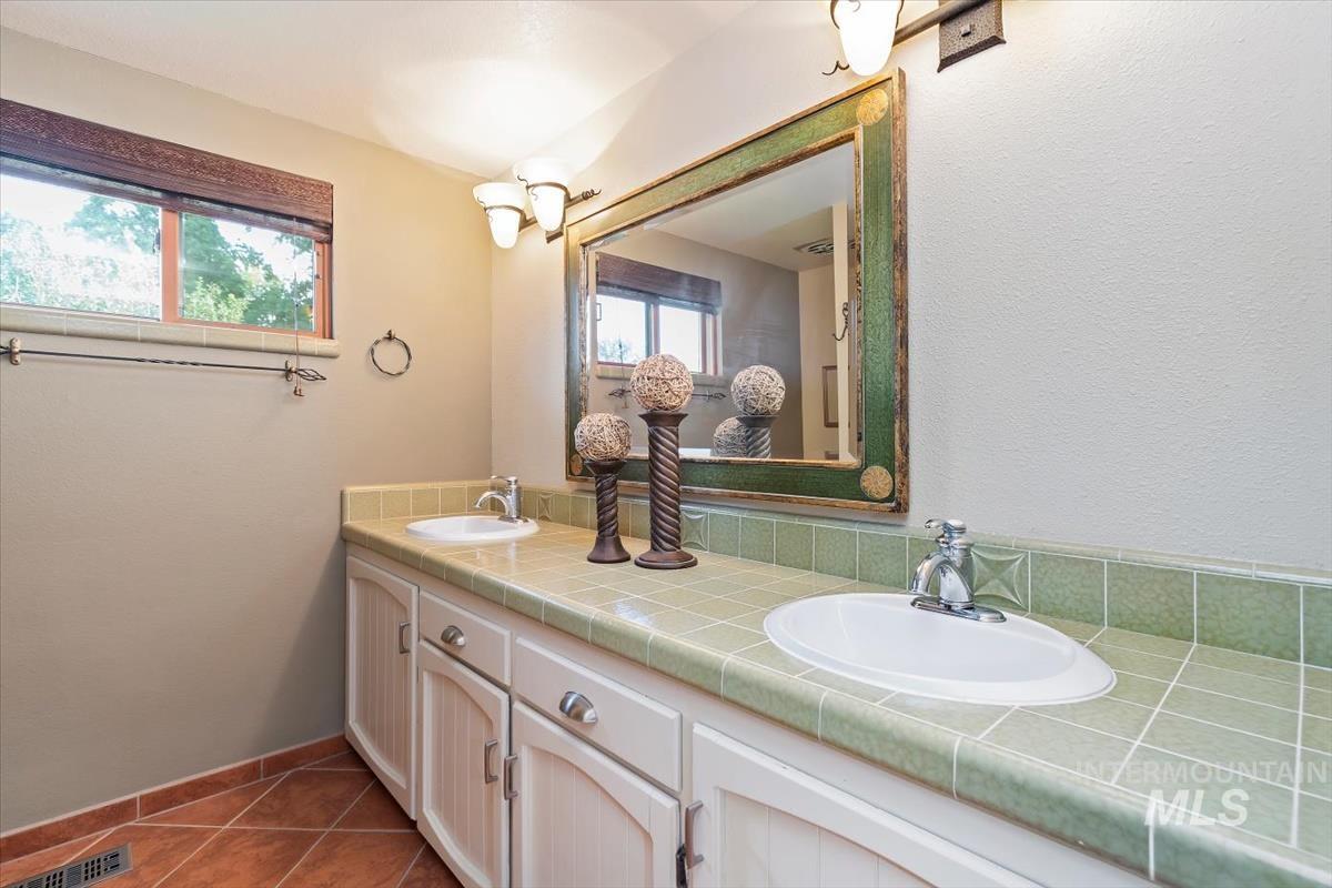 2570 Bruins Circle Property Photo 34