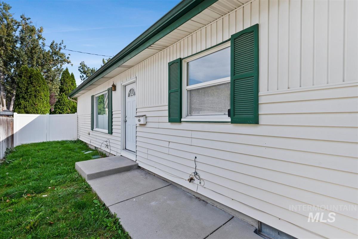 3334 W Good St Property Photo 2