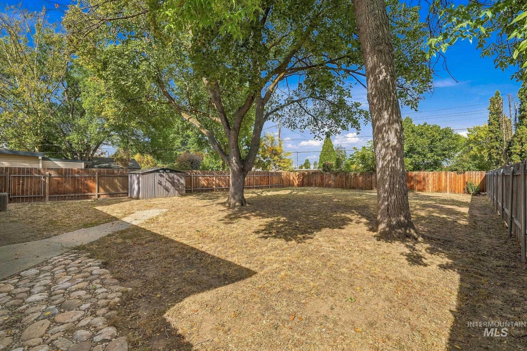 5916 W Clinton Street Property Photo 2