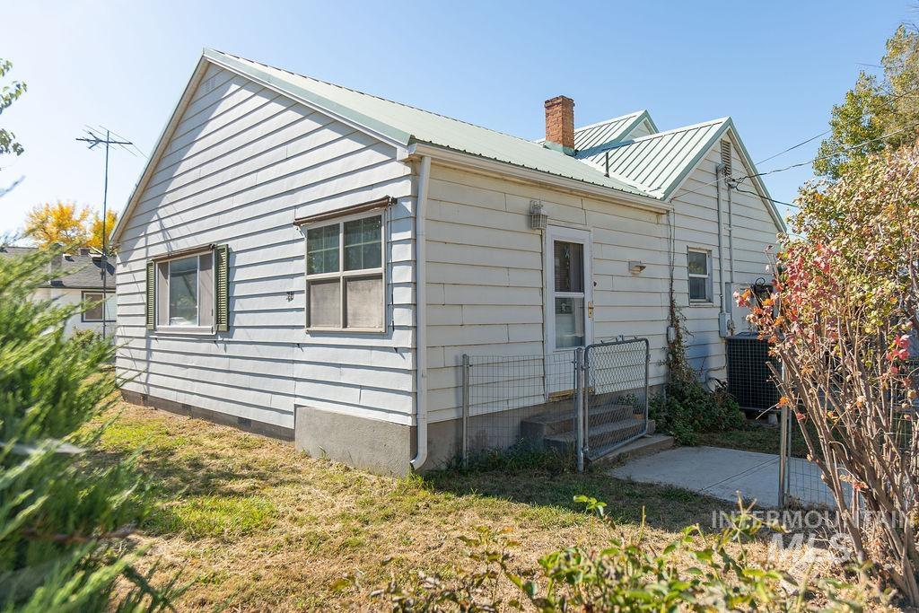 583 Notus Road Property Photo 2