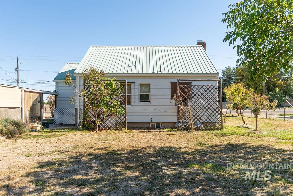 583 Notus Road Property Photo 5