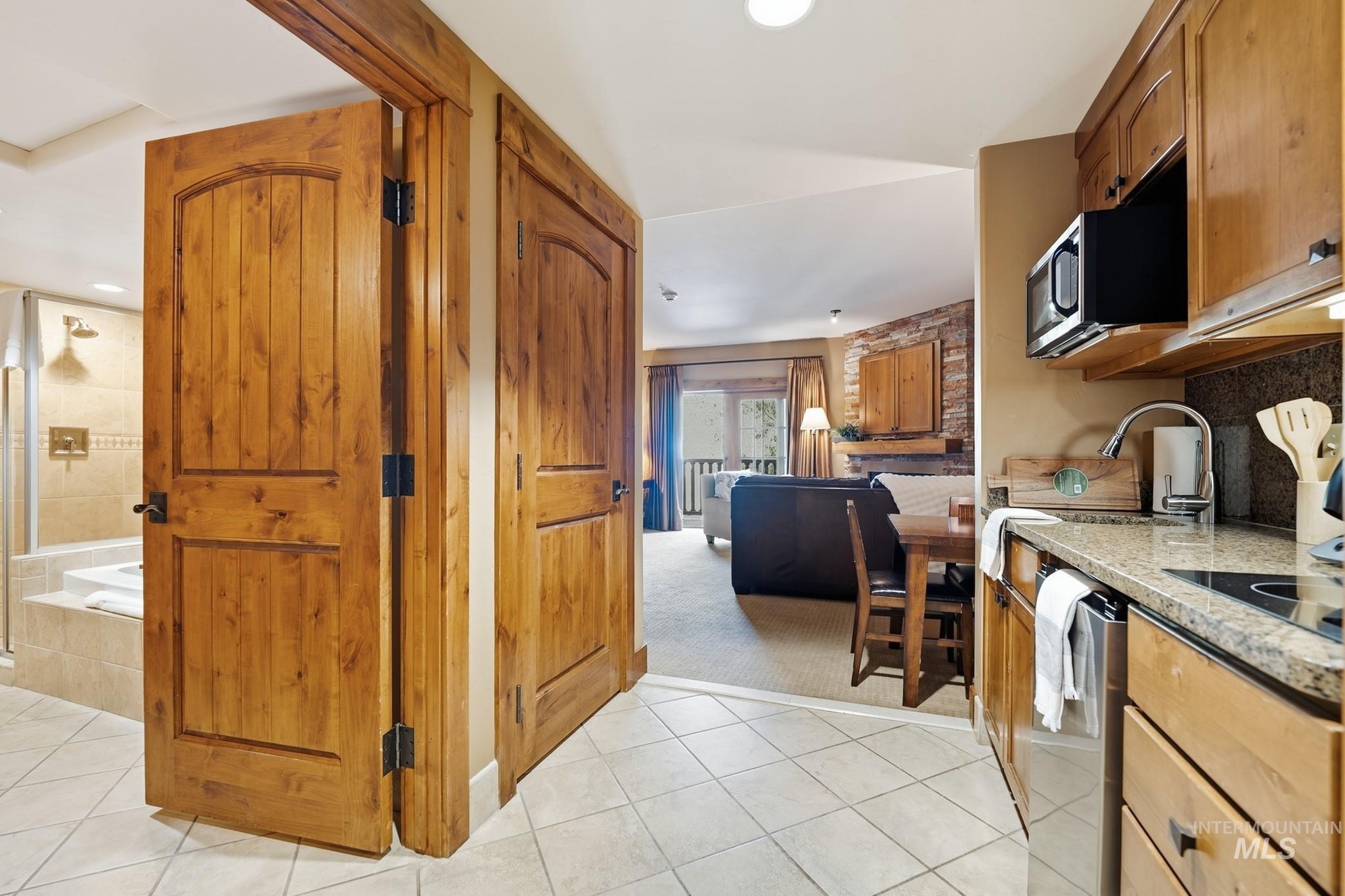 75 Arling Center Property Photo 10
