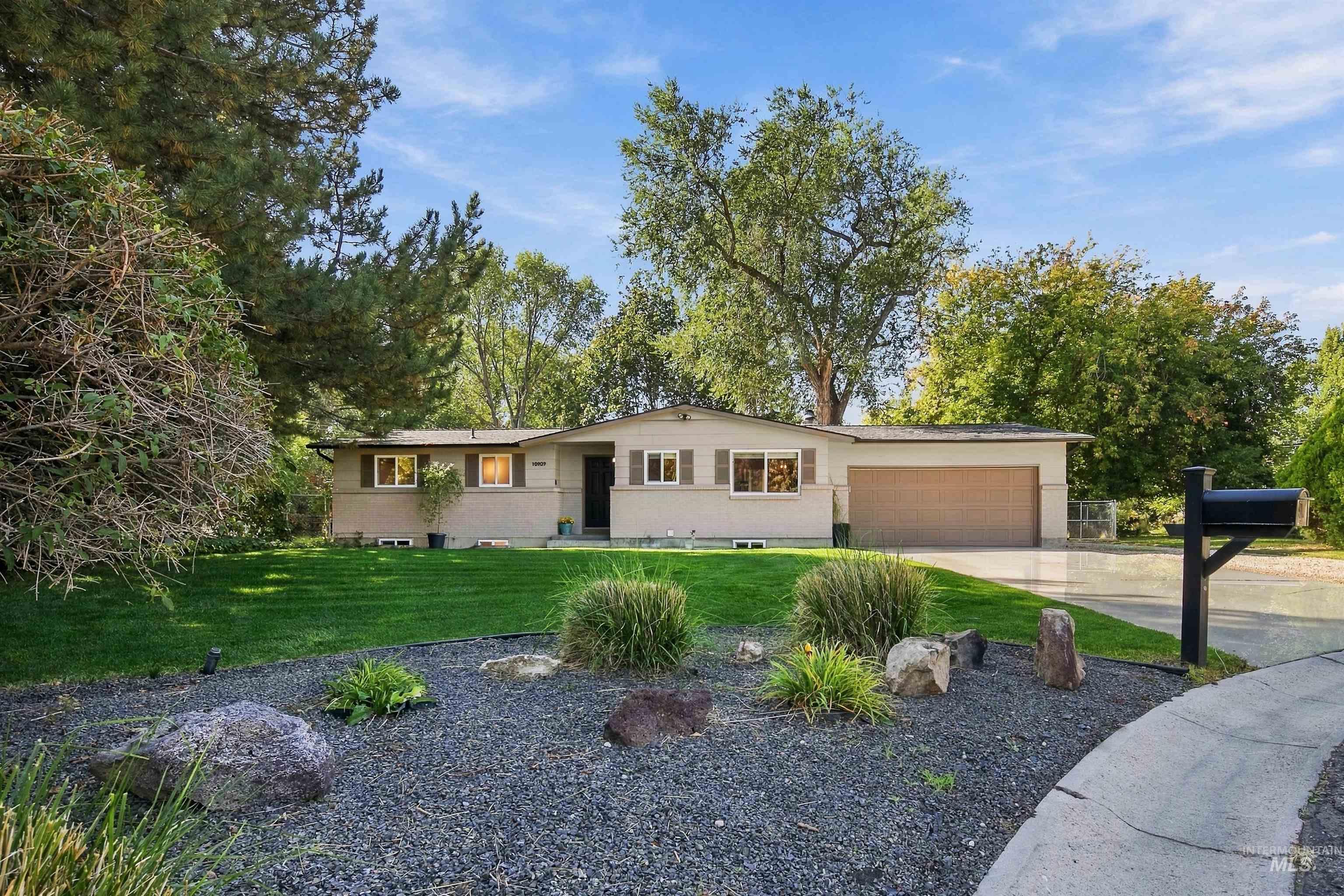 10909 W Estate Drive Property Photo