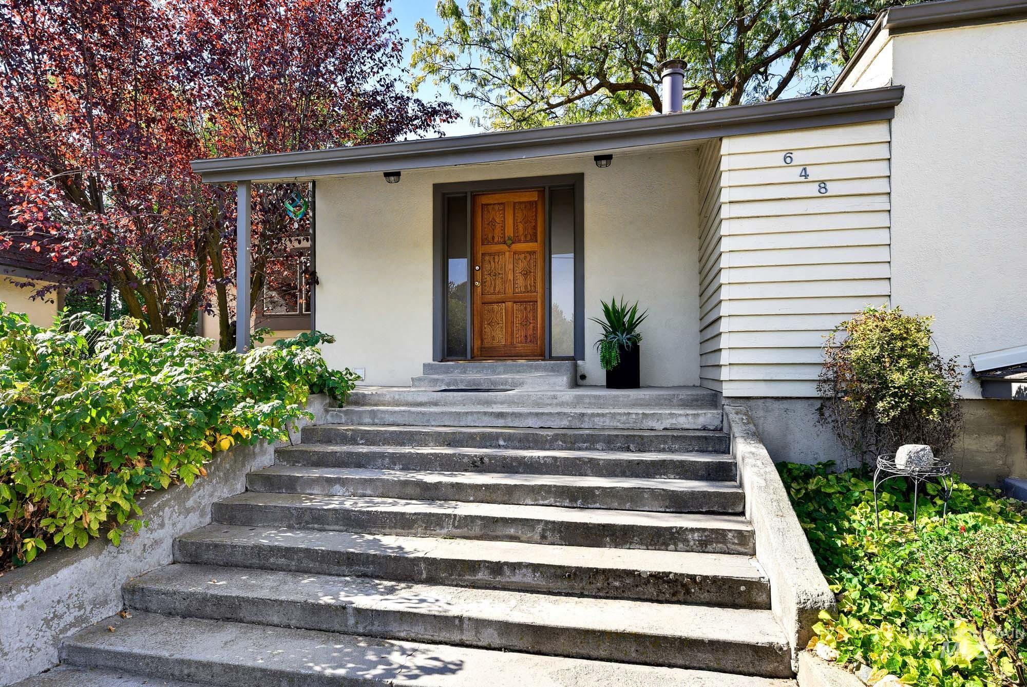 648 Hughes Dr Property Photo 3
