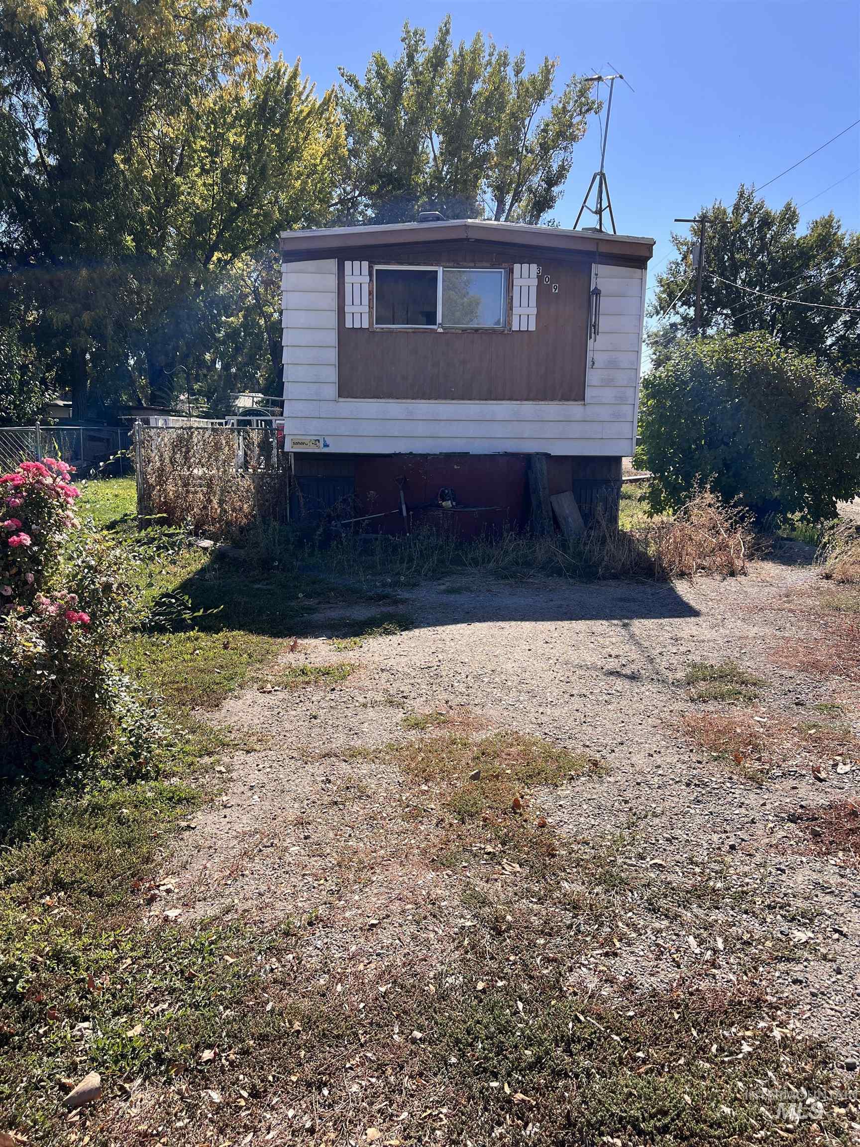 309 W Maple St Property Photo 3