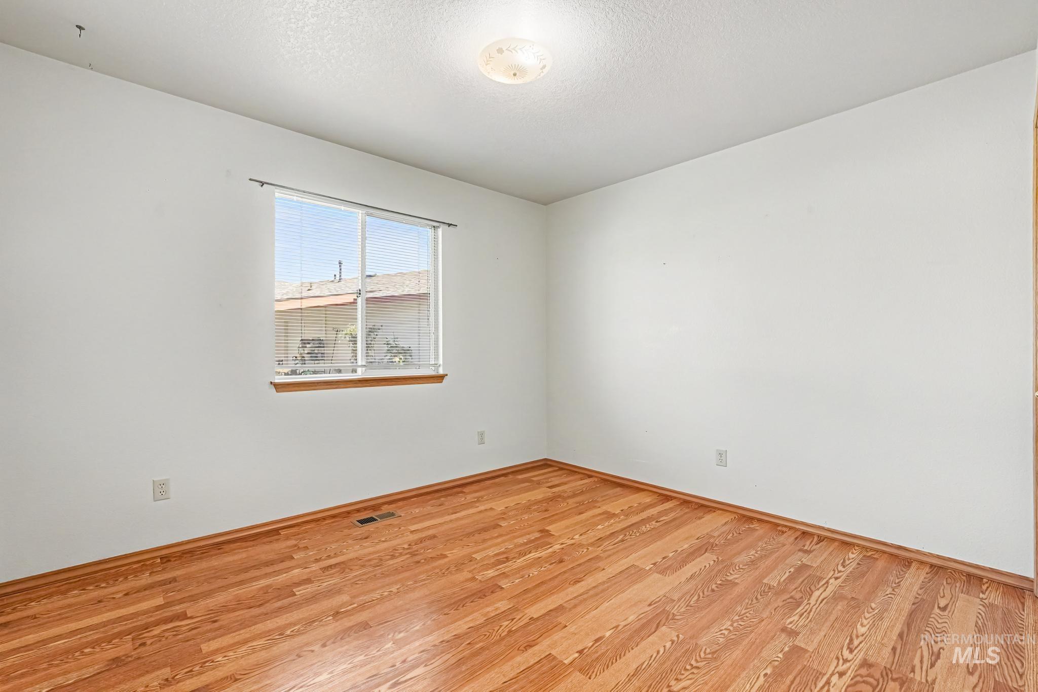 1100 Burnett Dr Property Photo 19