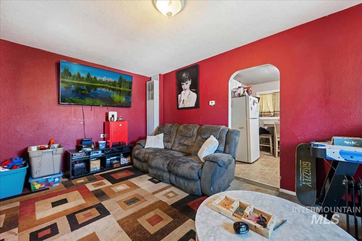 602 E Chicago Street Property Photo 4