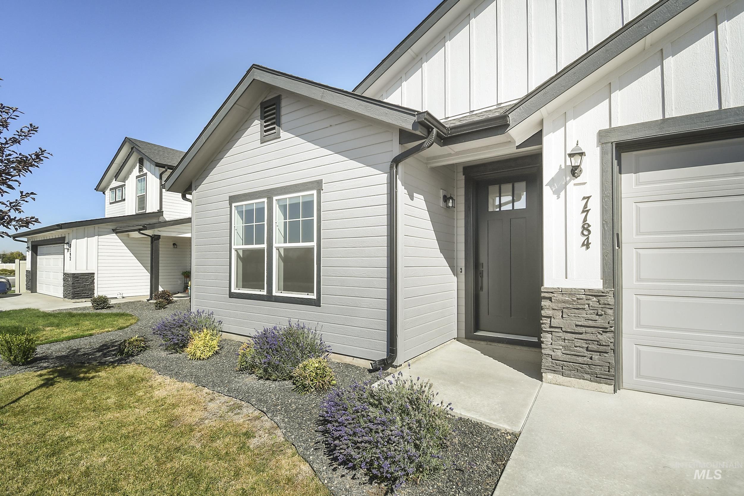 7784 E Monmouth Way Property Photo 3
